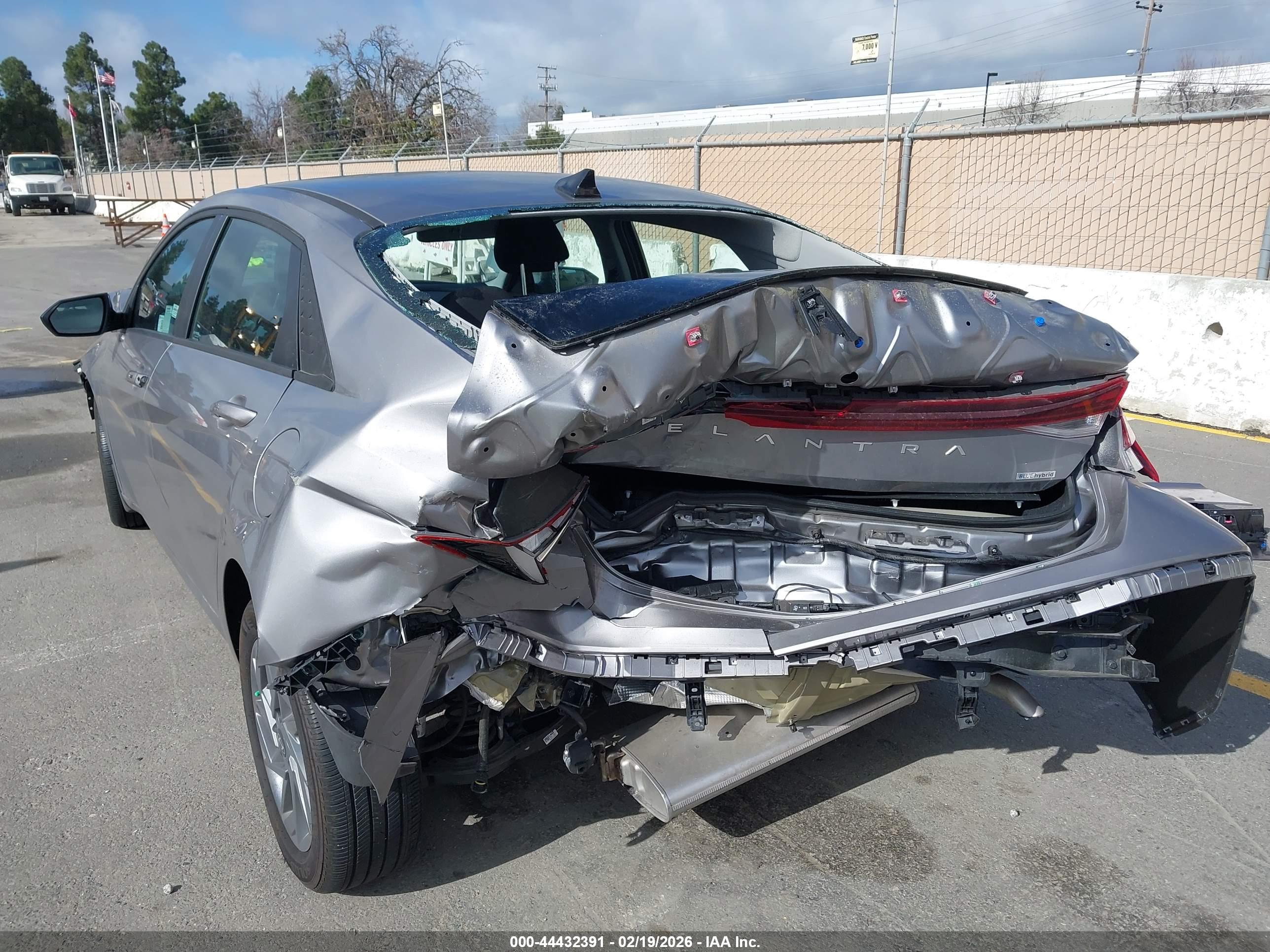 HYUNDAI ELANTRA image 6