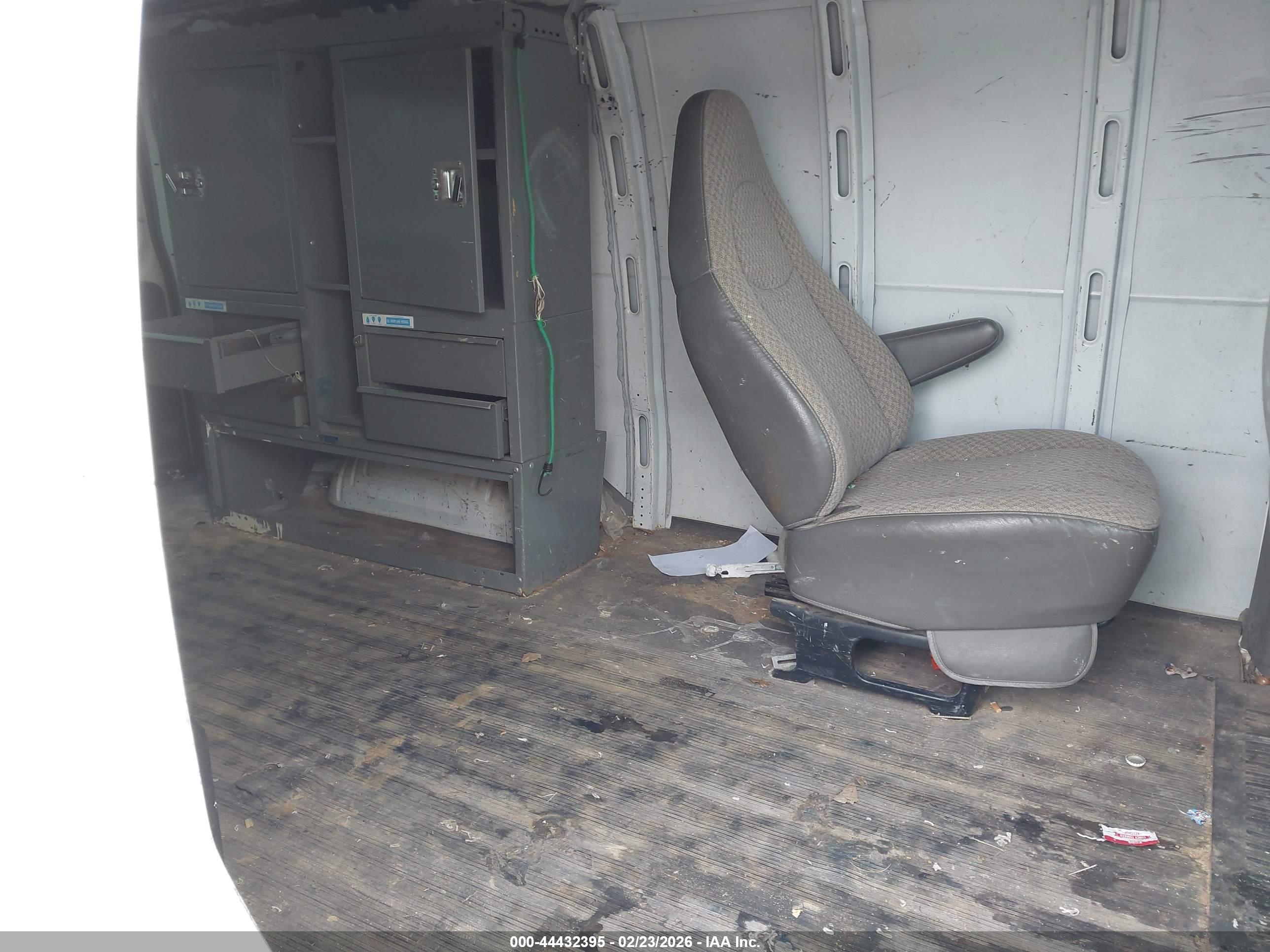 CHEVROLET EXPRESS image 8