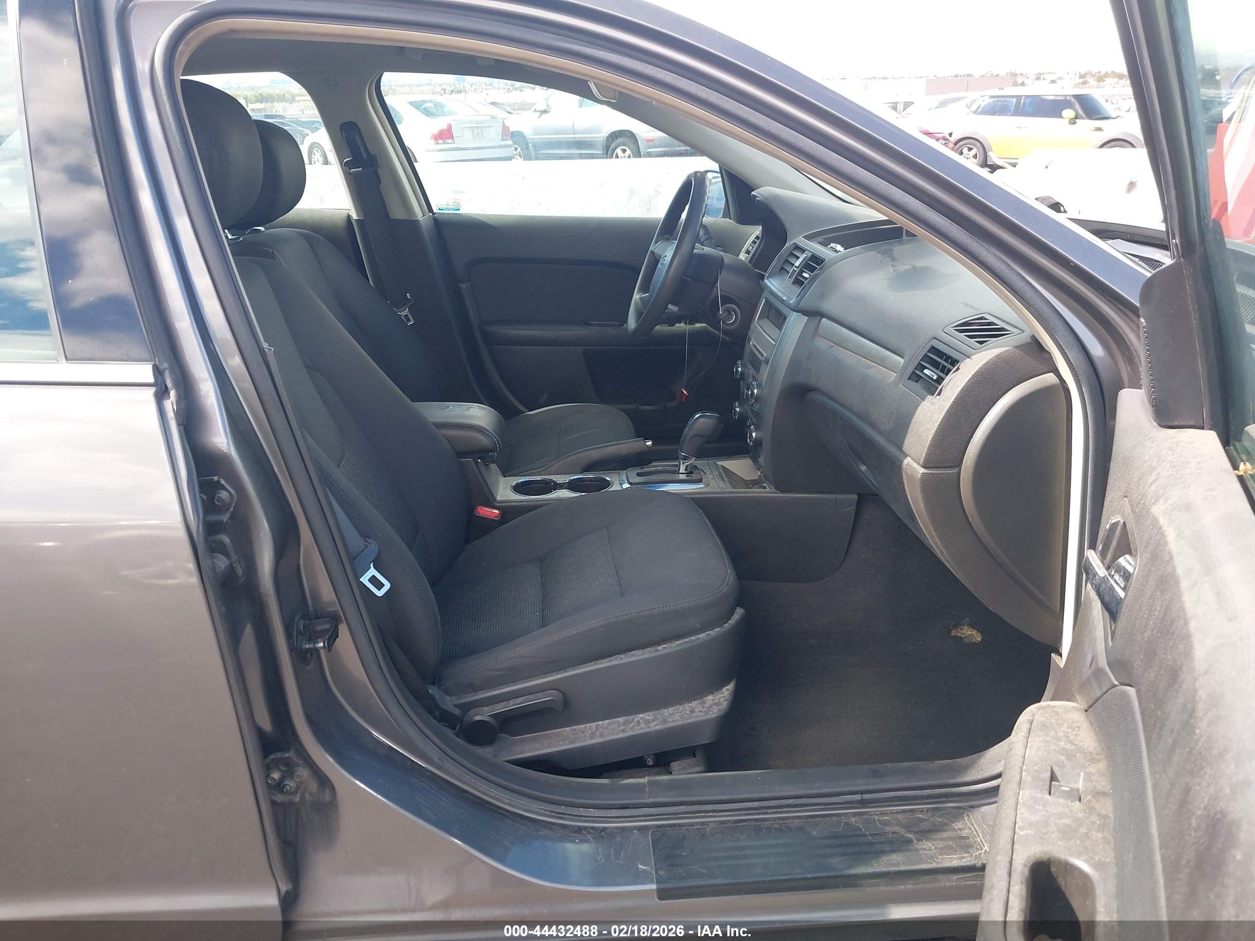 FORD FUSION image 5