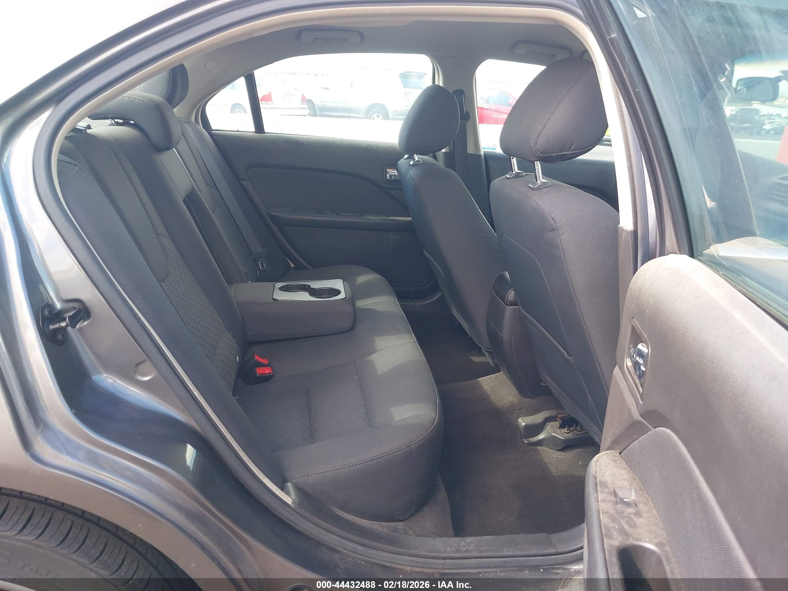 FORD FUSION image 8