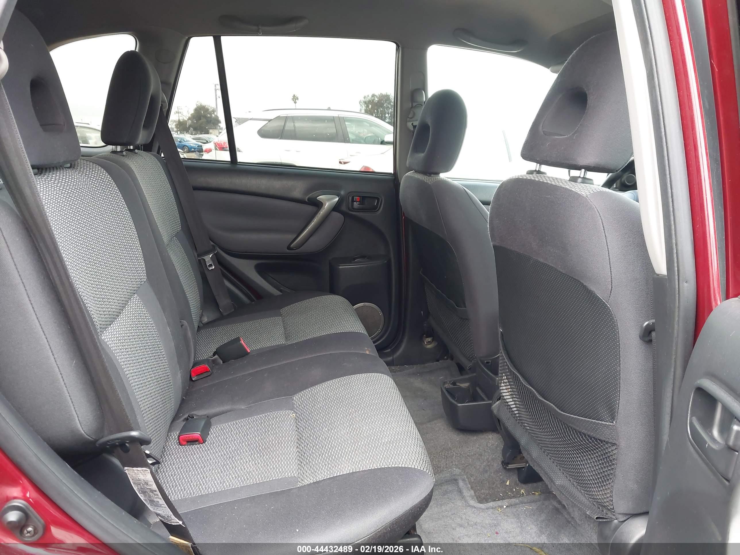TOYOTA RAV4 image 8