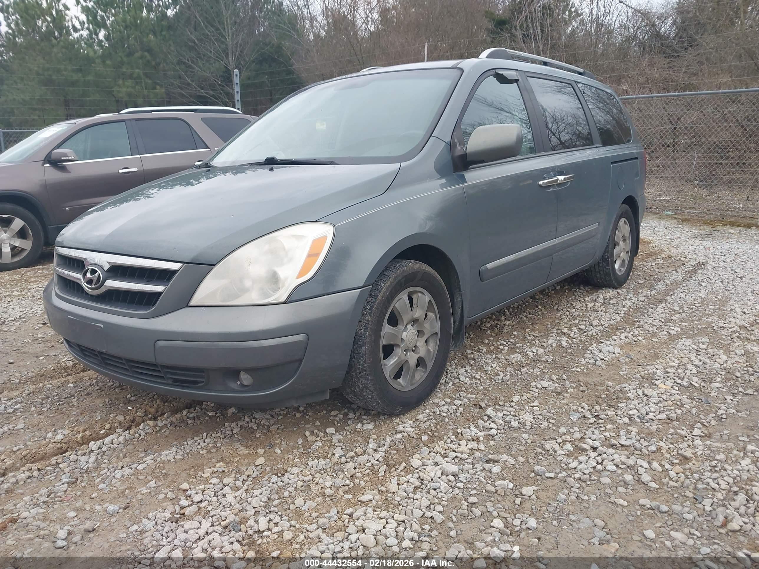 HYUNDAI ENTOURAGE image 2