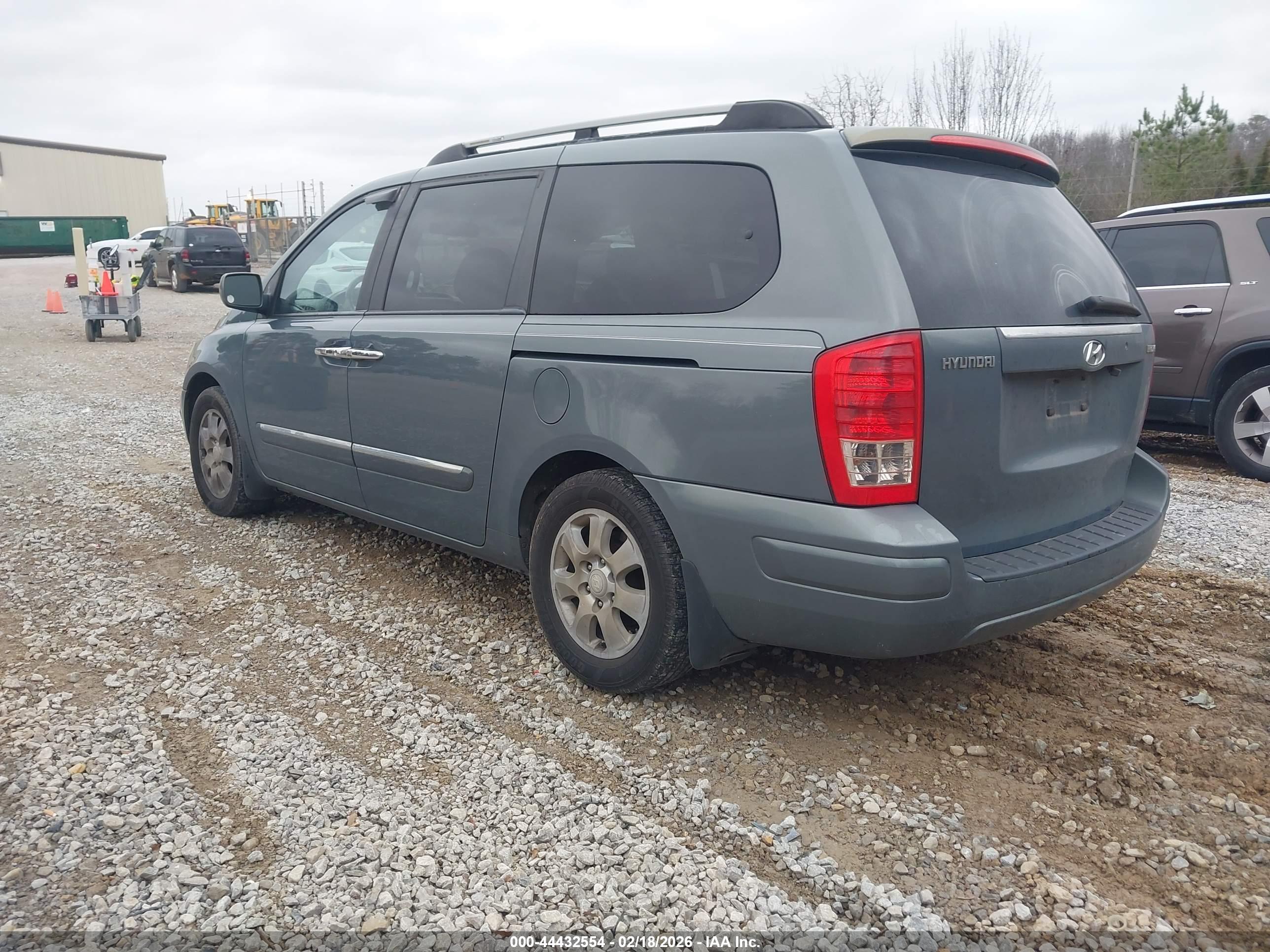 HYUNDAI ENTOURAGE image 3