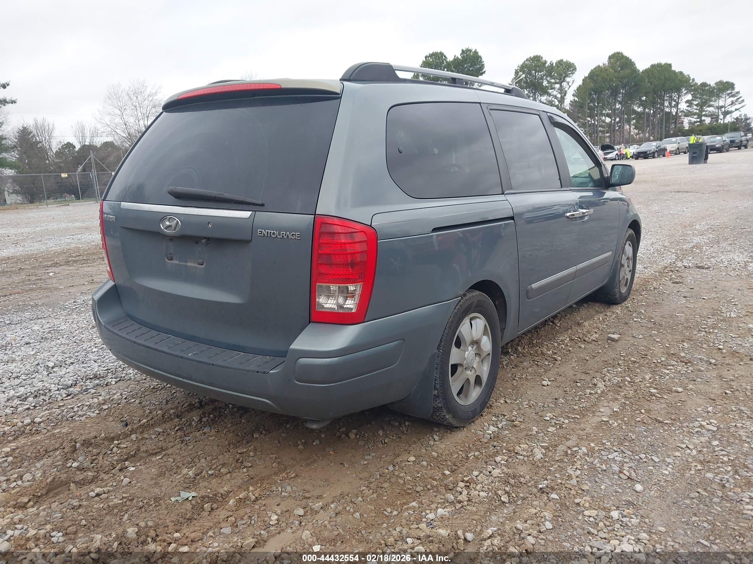 HYUNDAI ENTOURAGE image 4