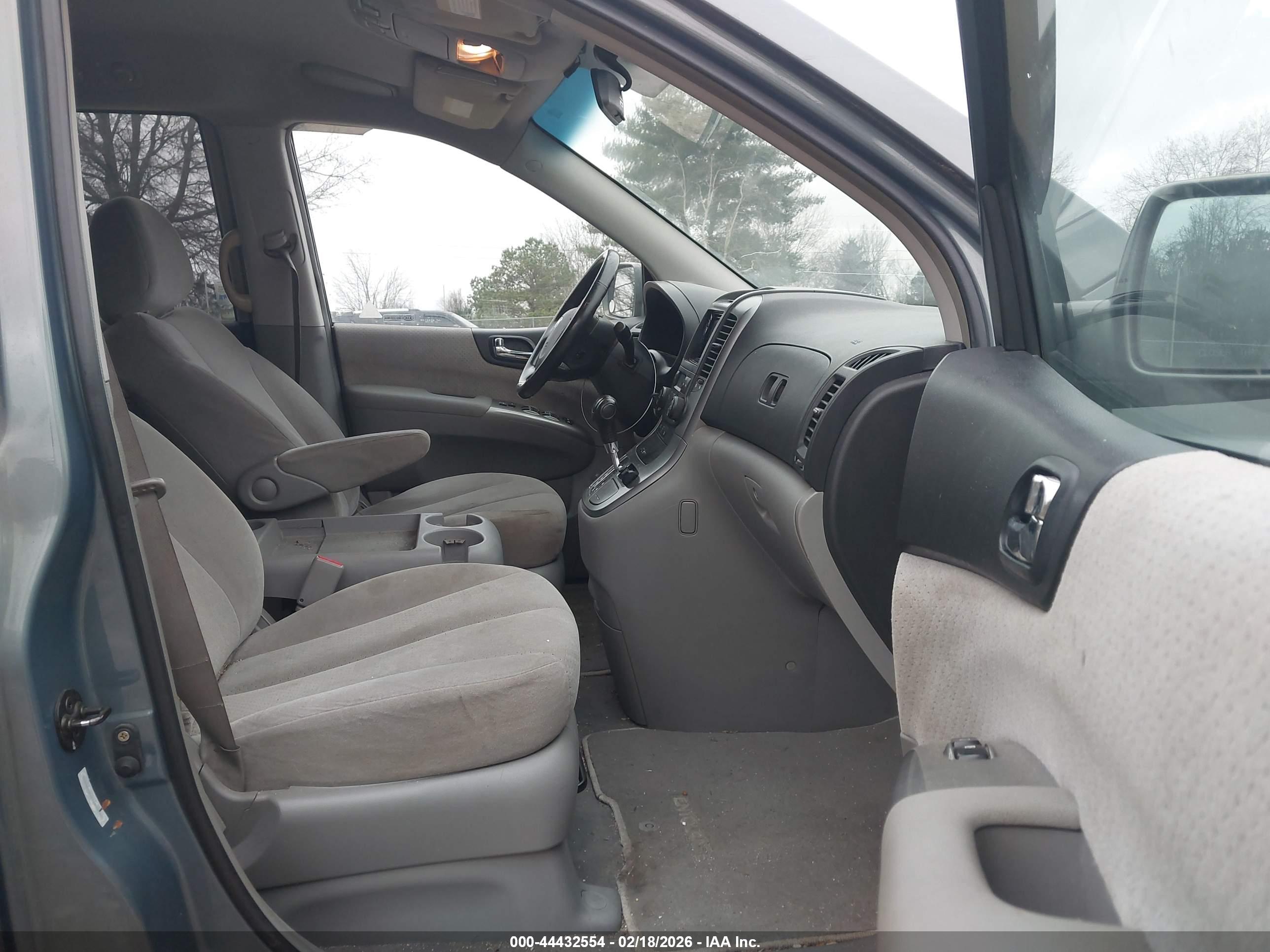 HYUNDAI ENTOURAGE image 5