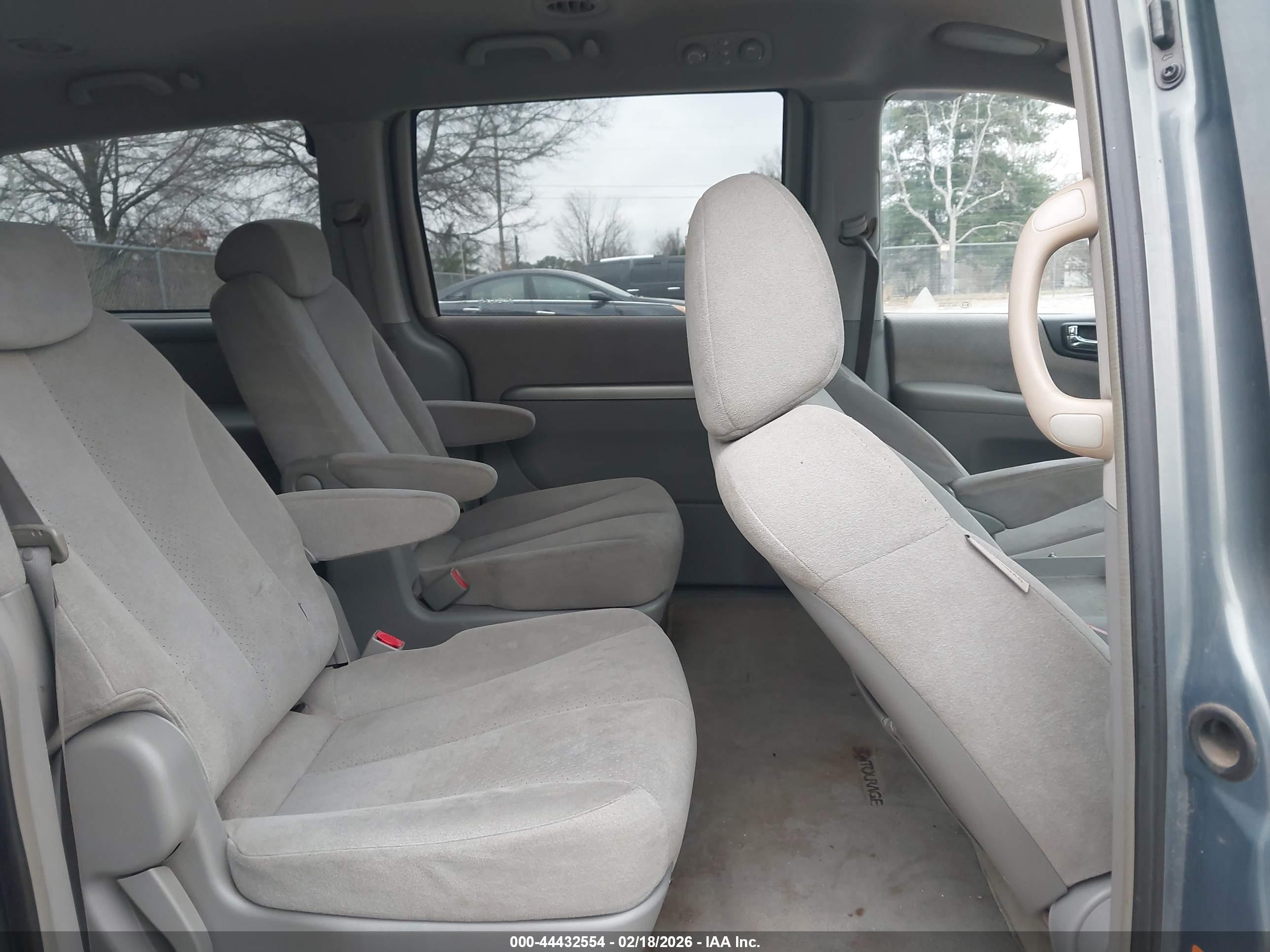 HYUNDAI ENTOURAGE image 8