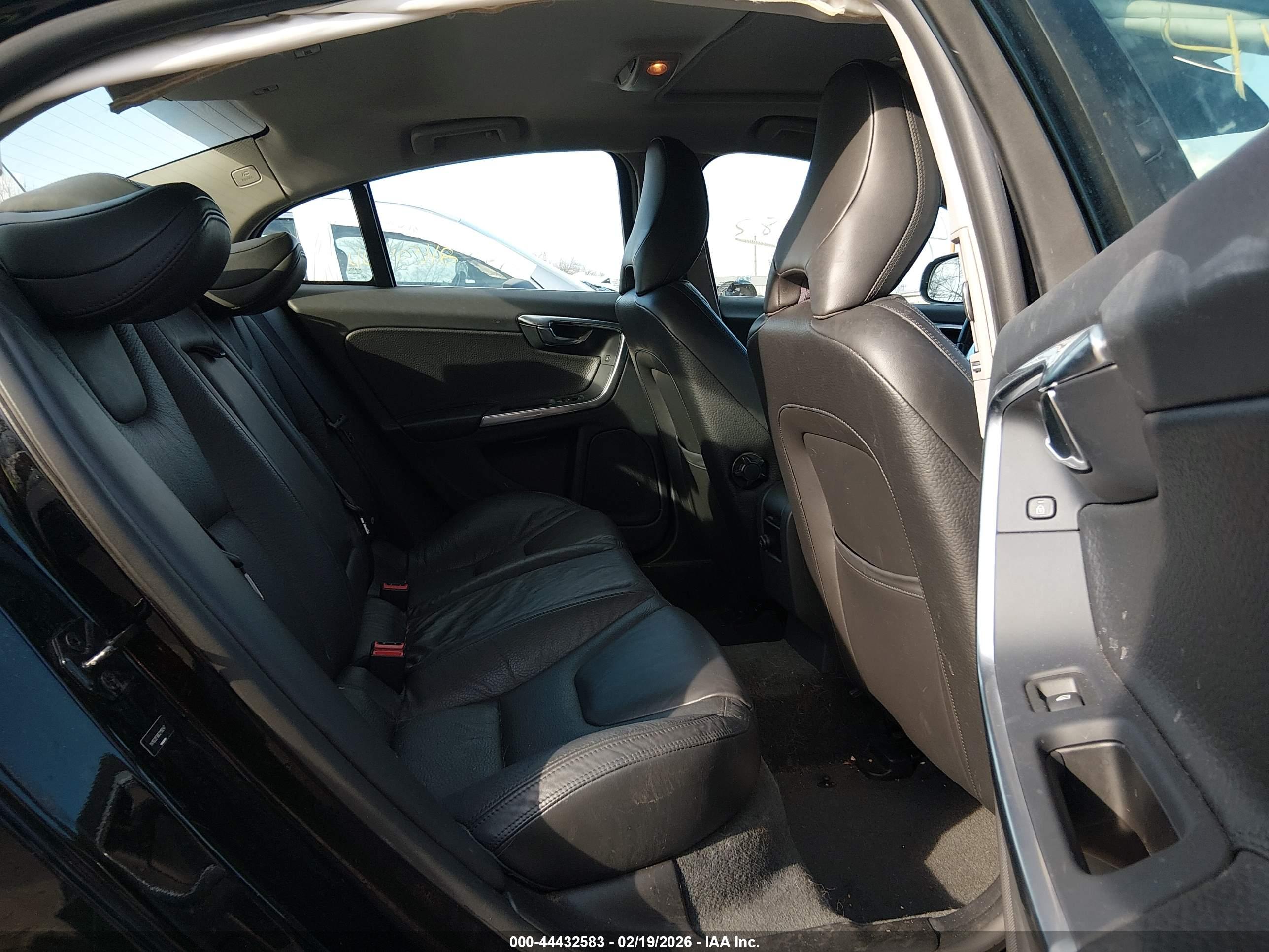 VOLVO S60 image 8