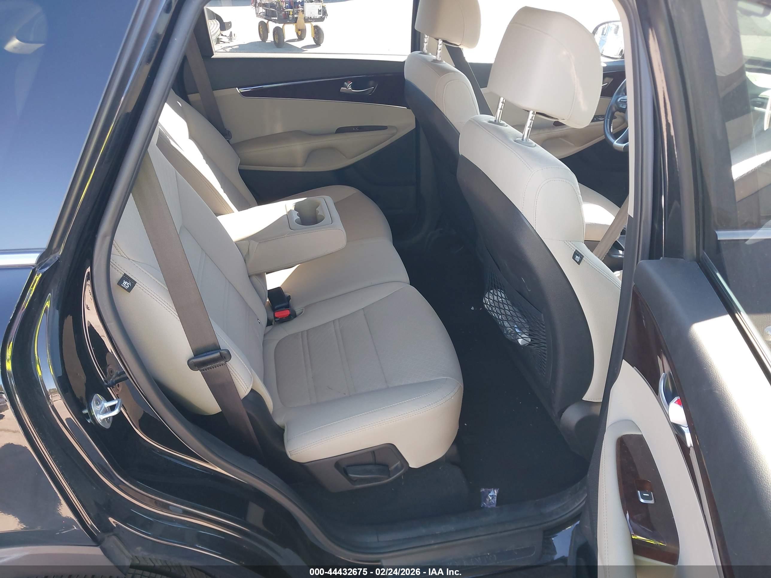 KIA SORENTO image 8