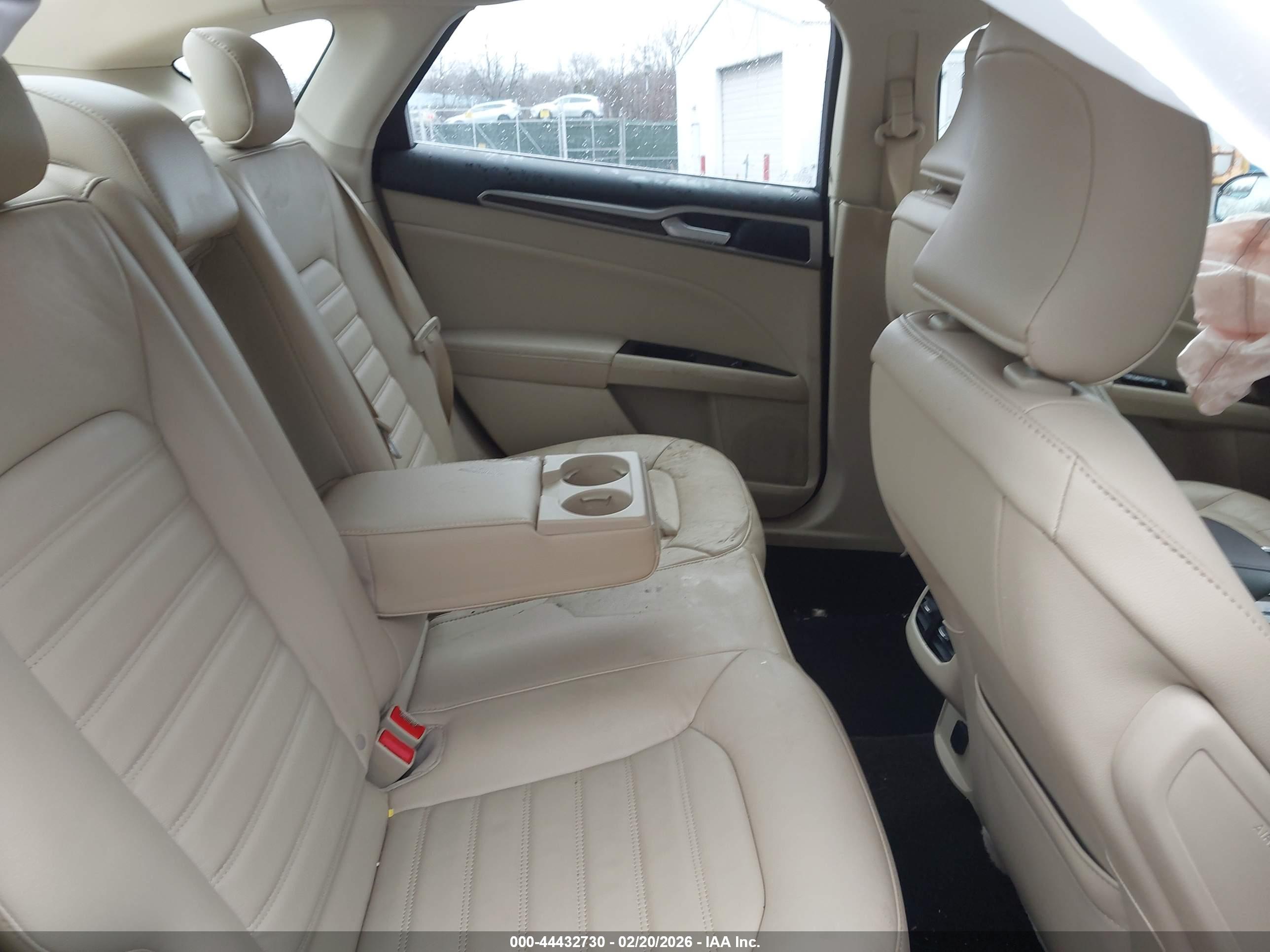 FORD FUSION image 8