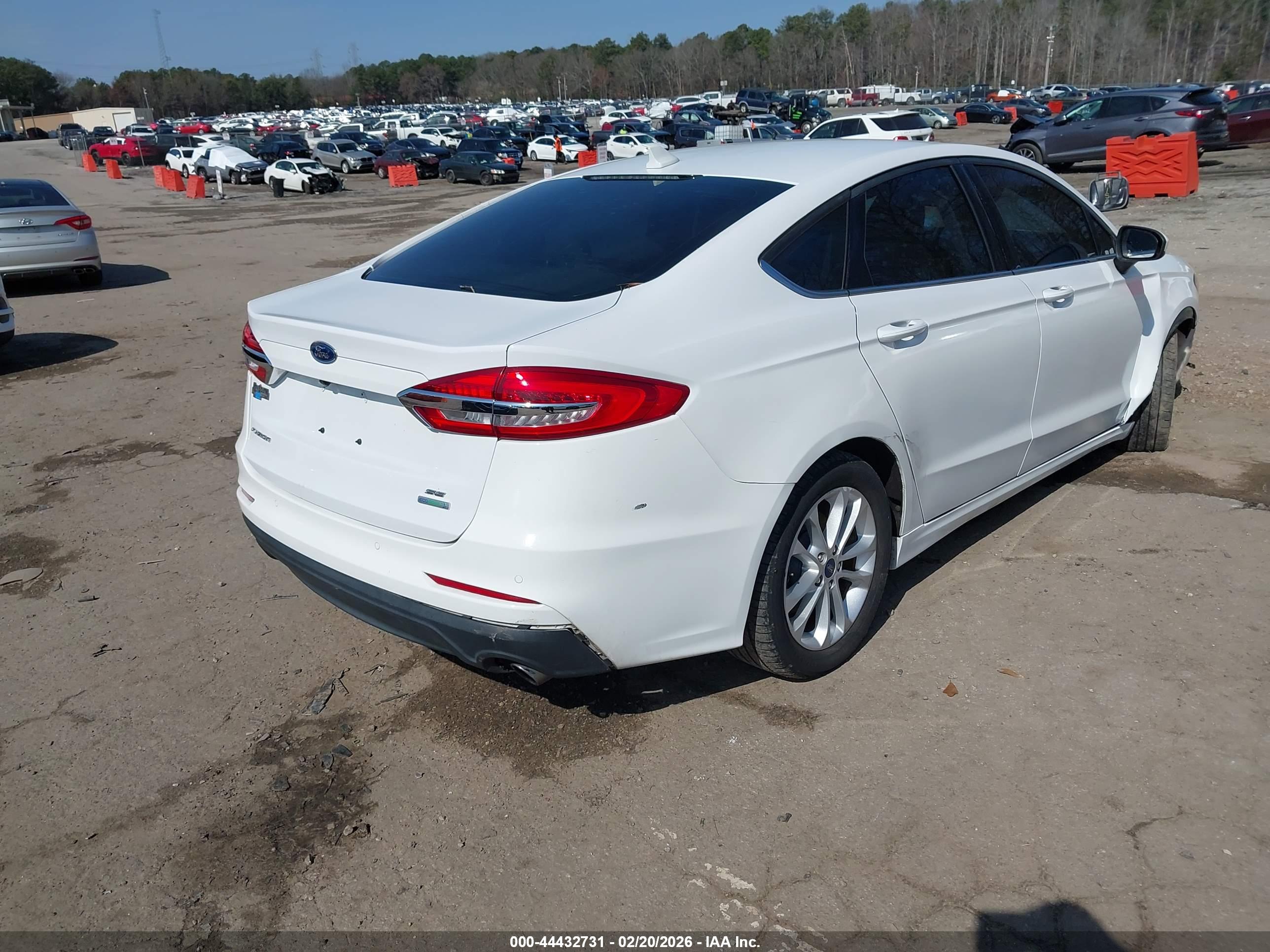 FORD FUSION image 4