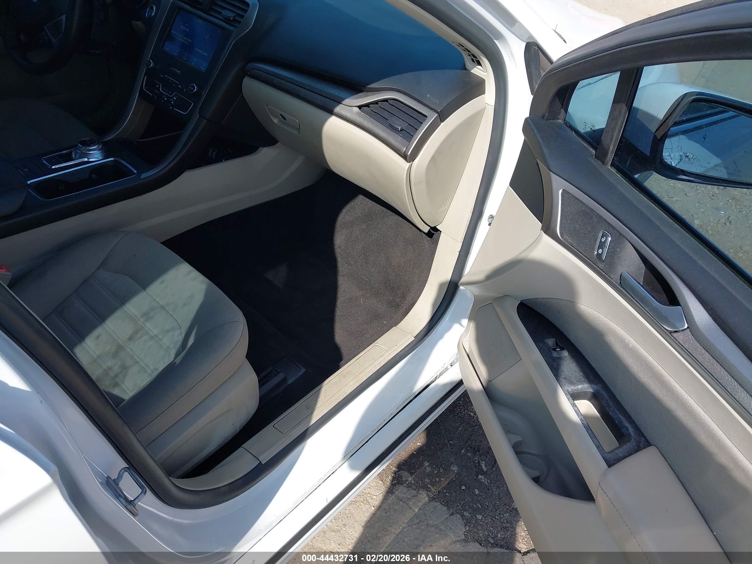 FORD FUSION image 5