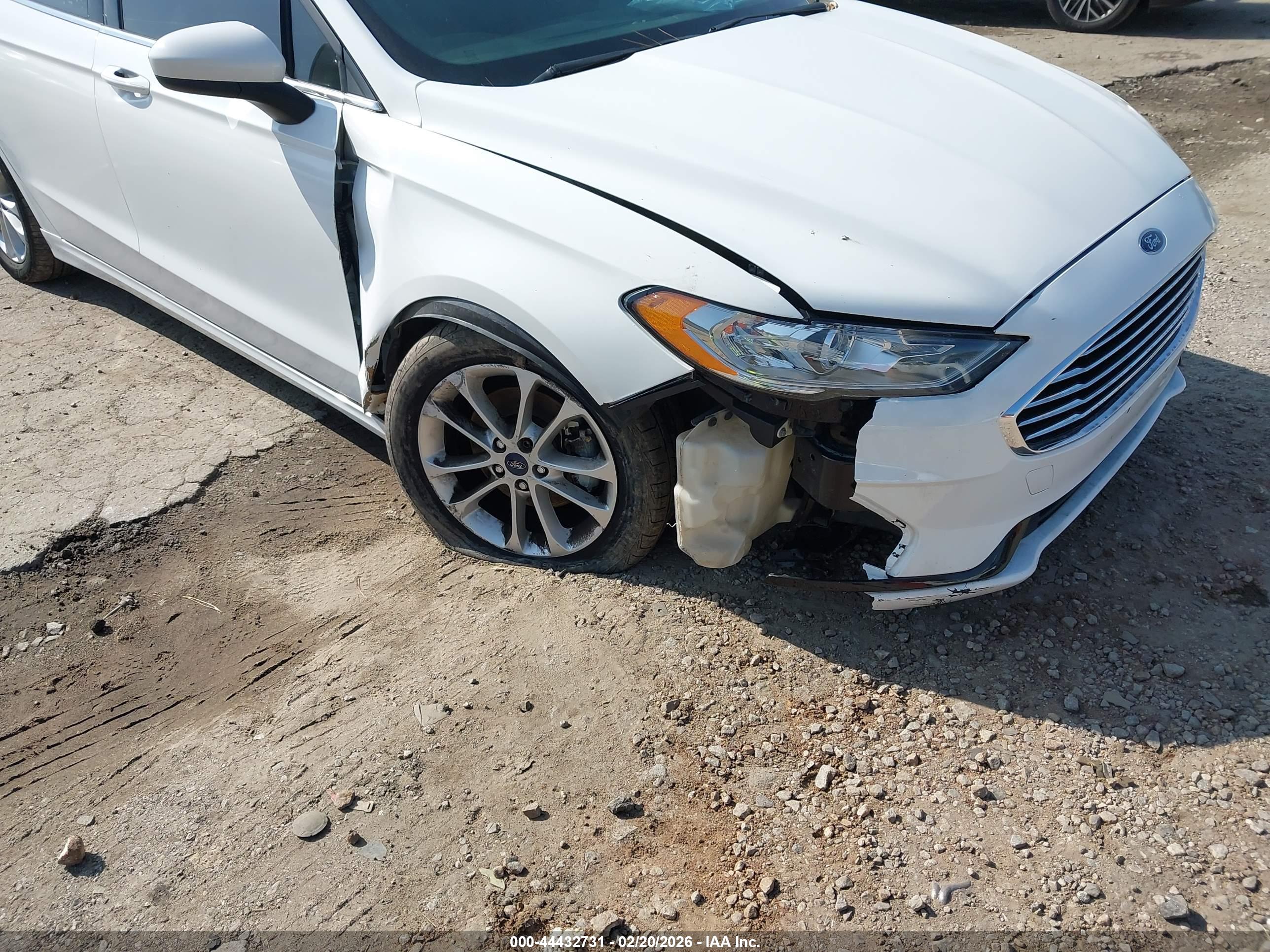 FORD FUSION image 6