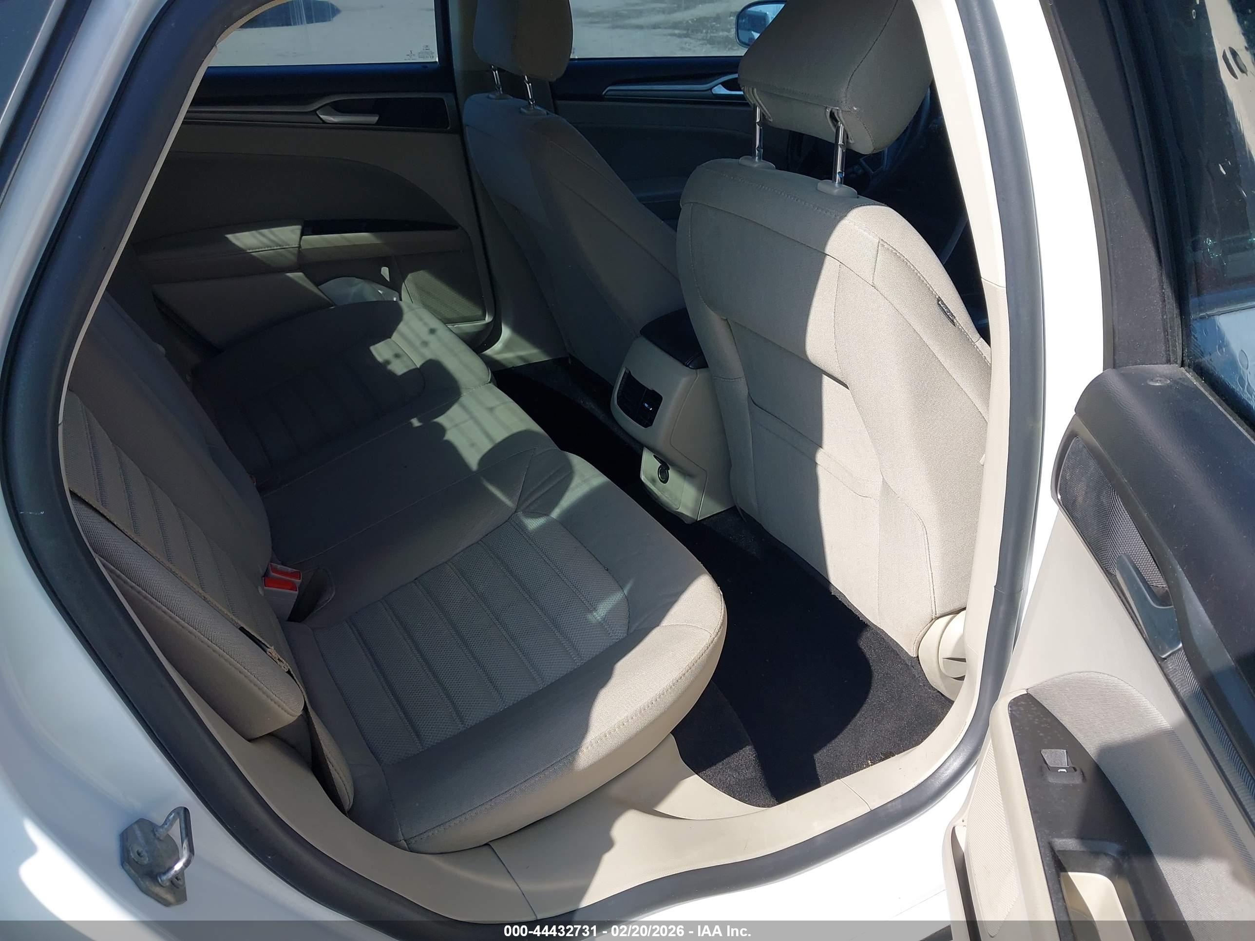 FORD FUSION image 8