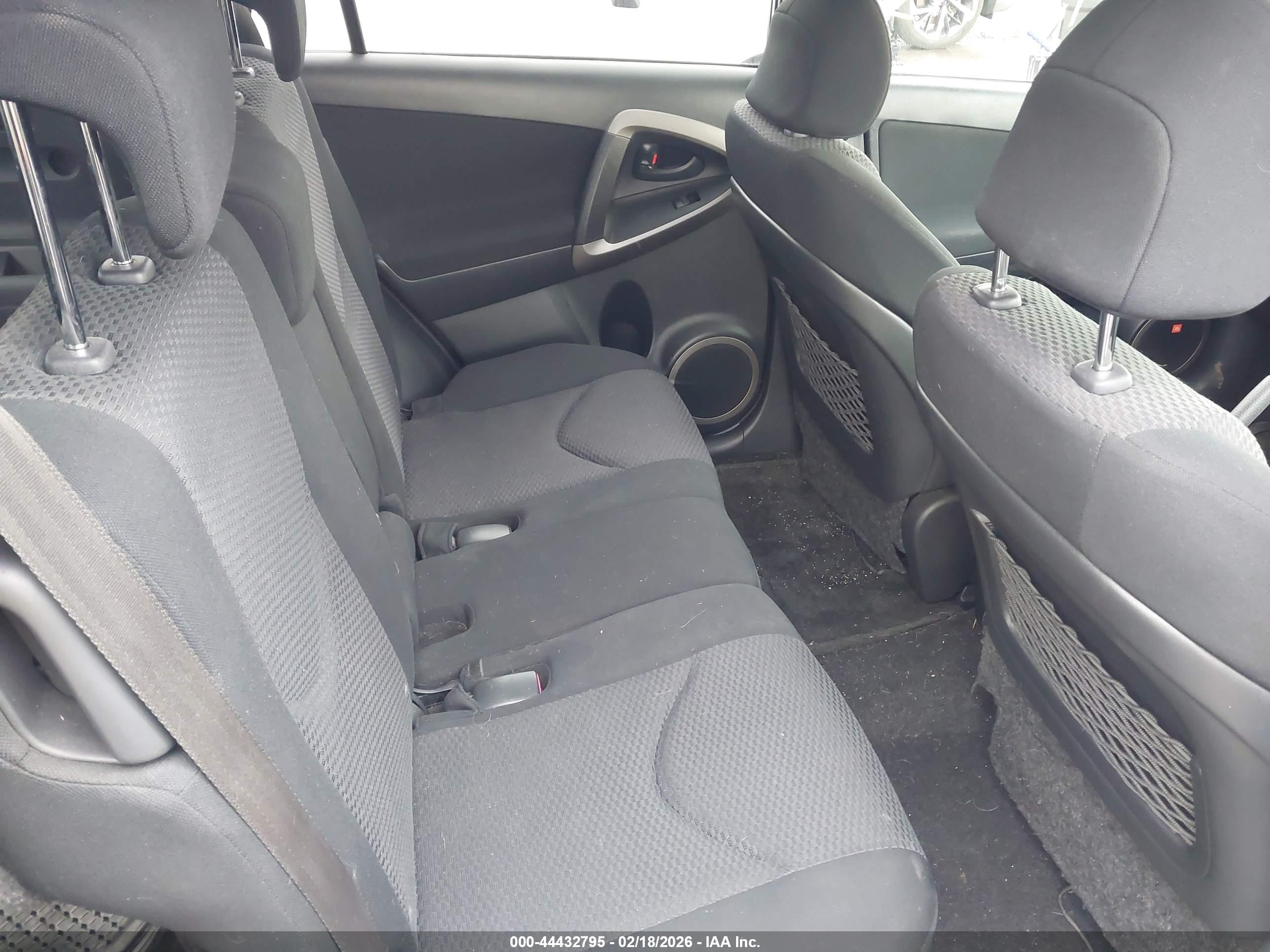 TOYOTA RAV4 image 8