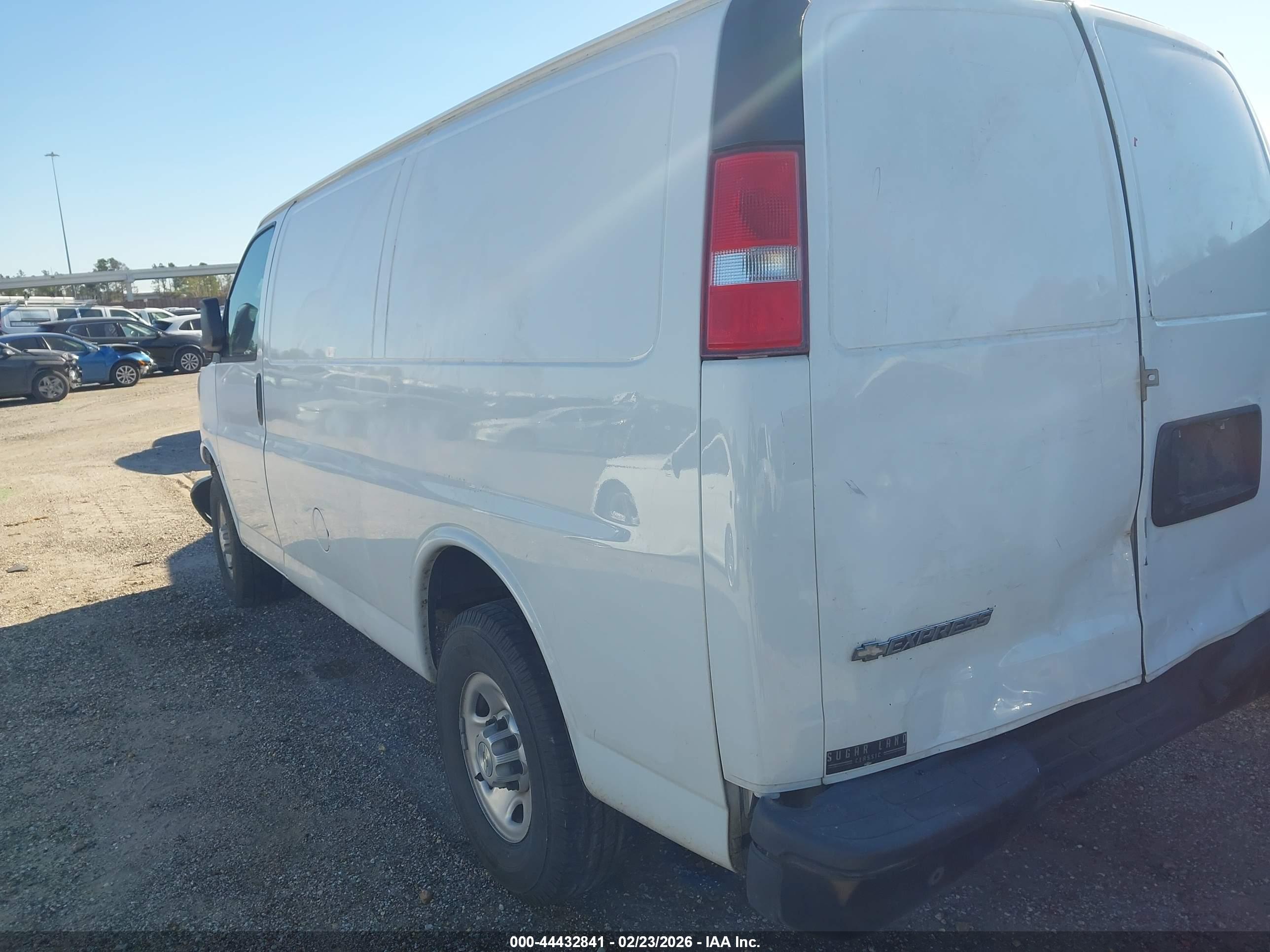 CHEVROLET EXPRESS image 3