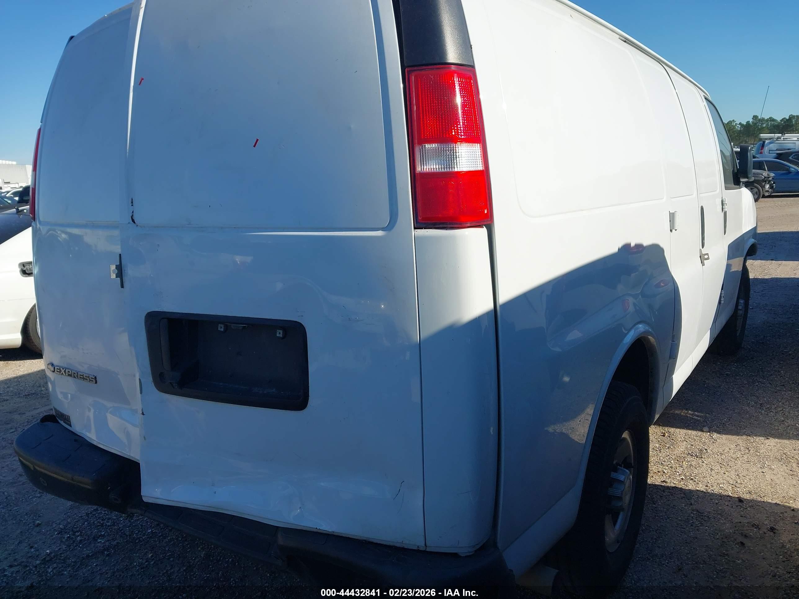 CHEVROLET EXPRESS image 4