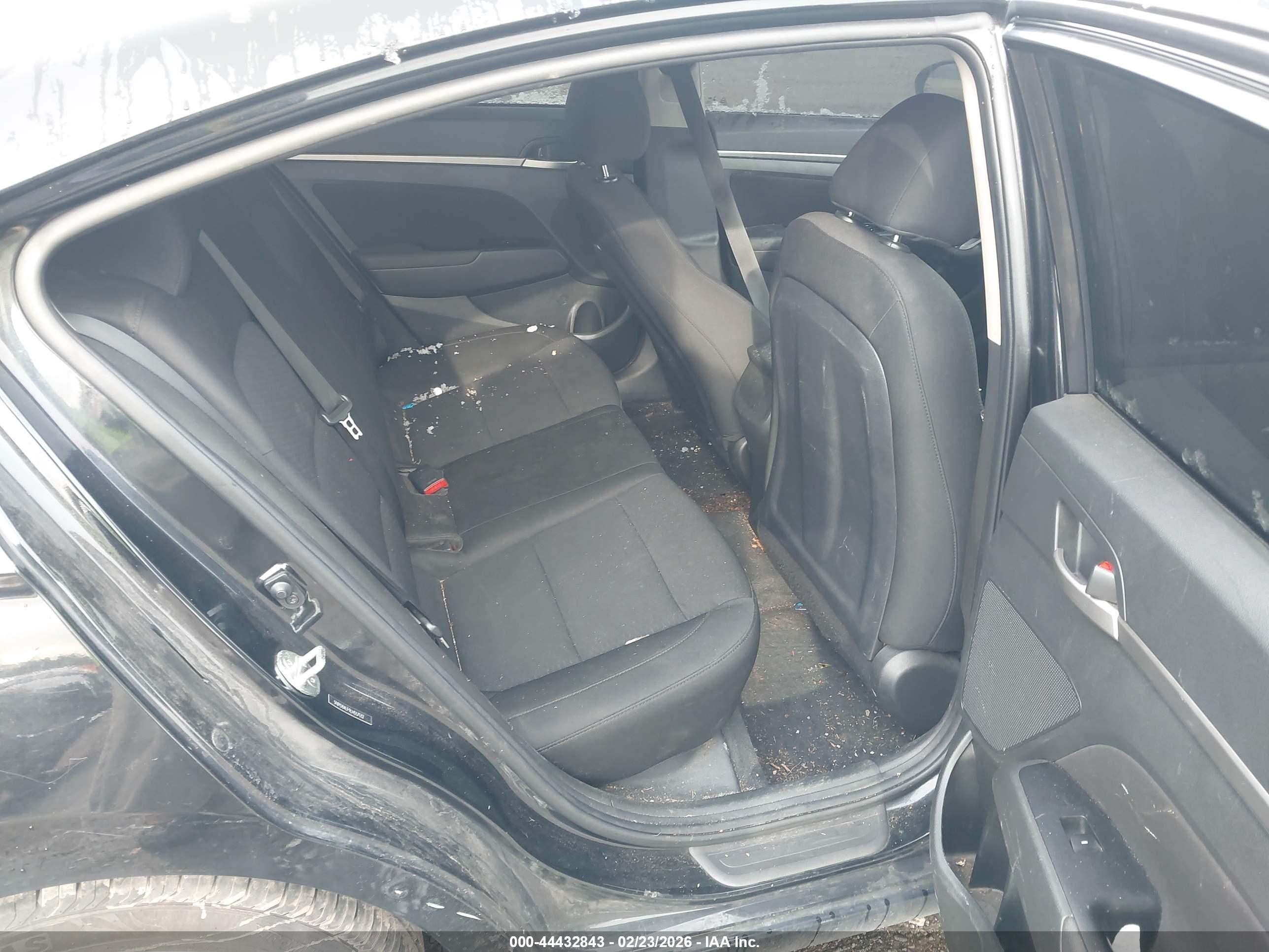 HYUNDAI ELANTRA image 8