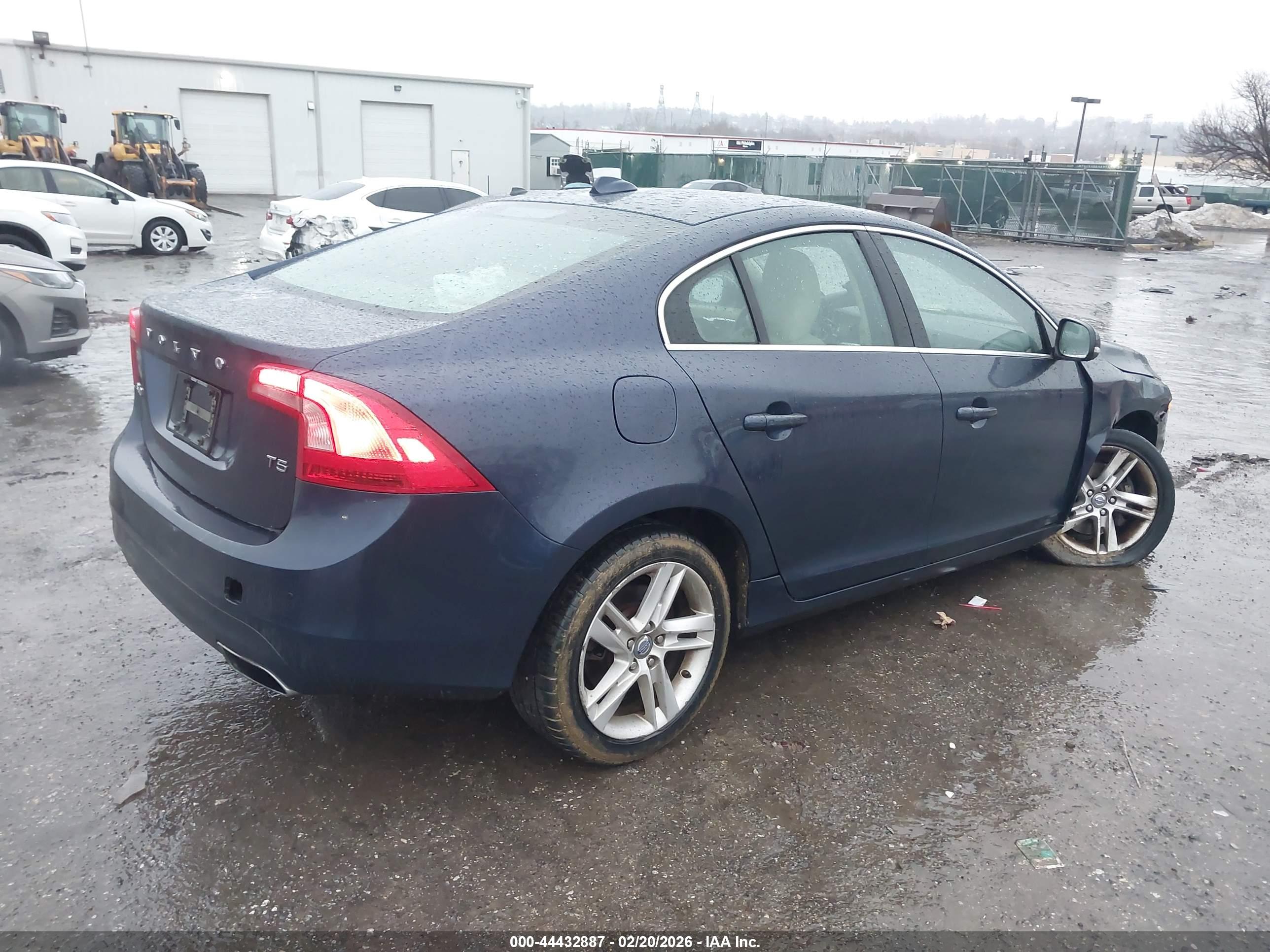 VOLVO S60 image 4