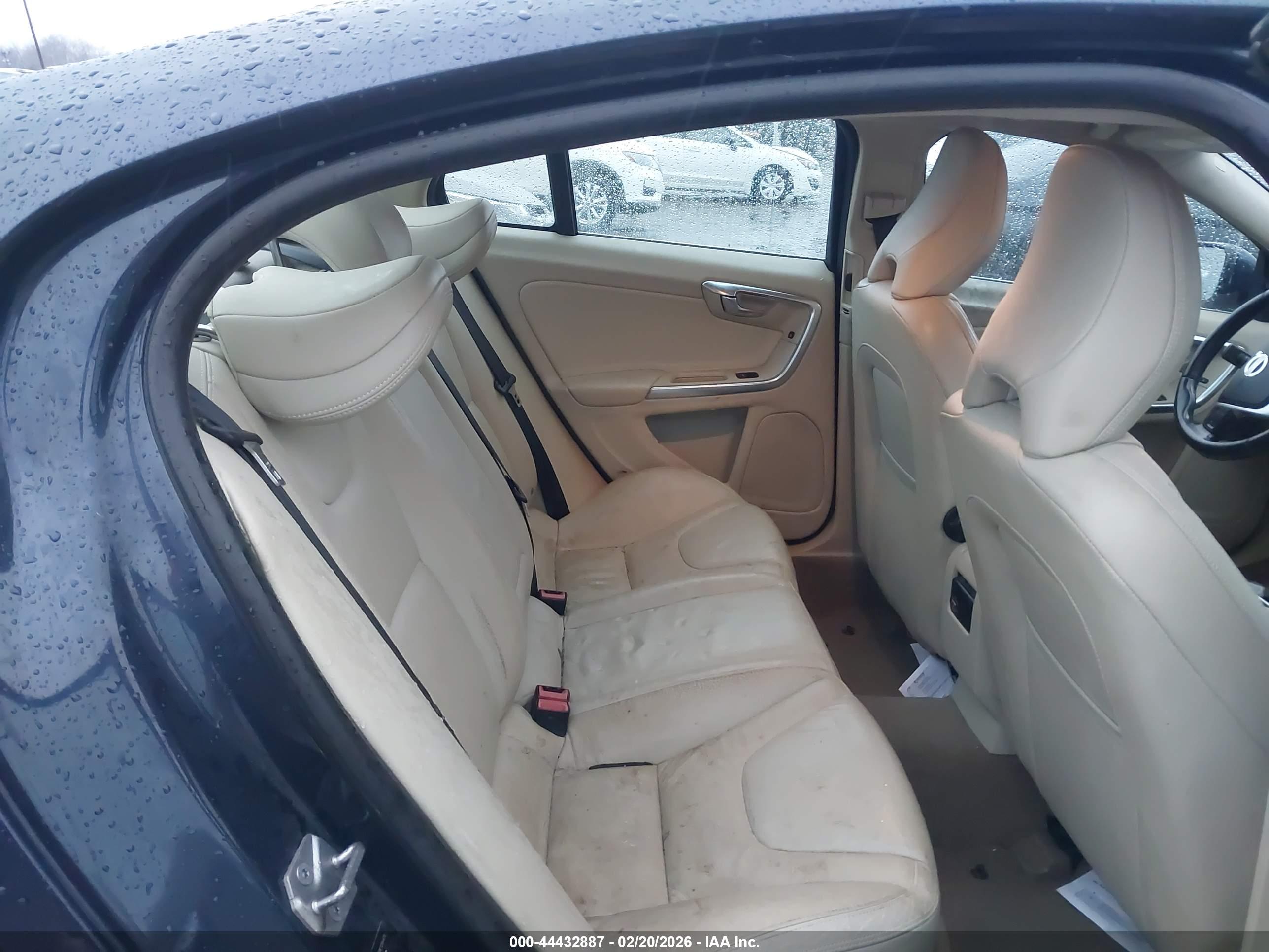 VOLVO S60 image 8