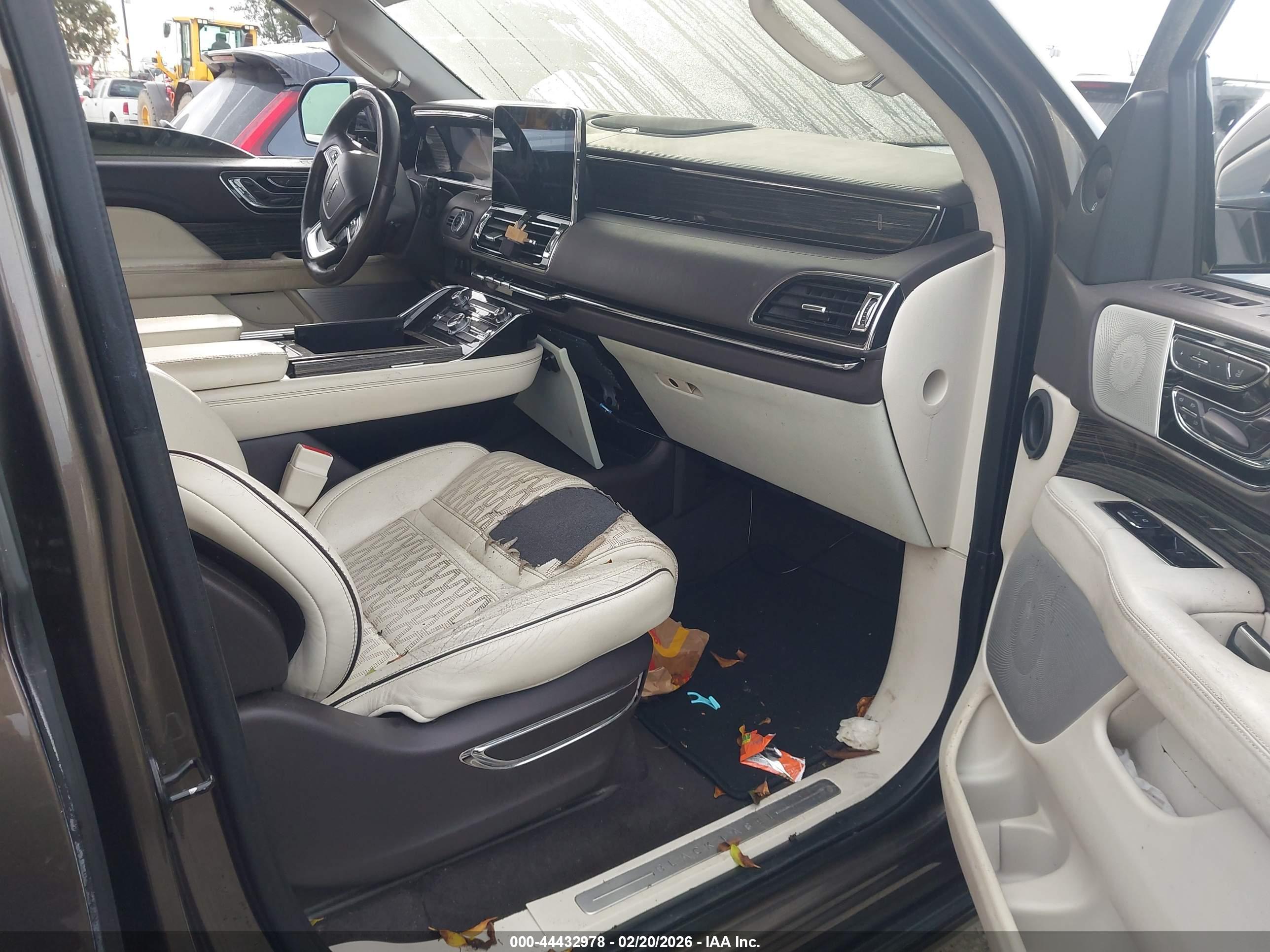 LINCOLN NAVIGATOR image 5