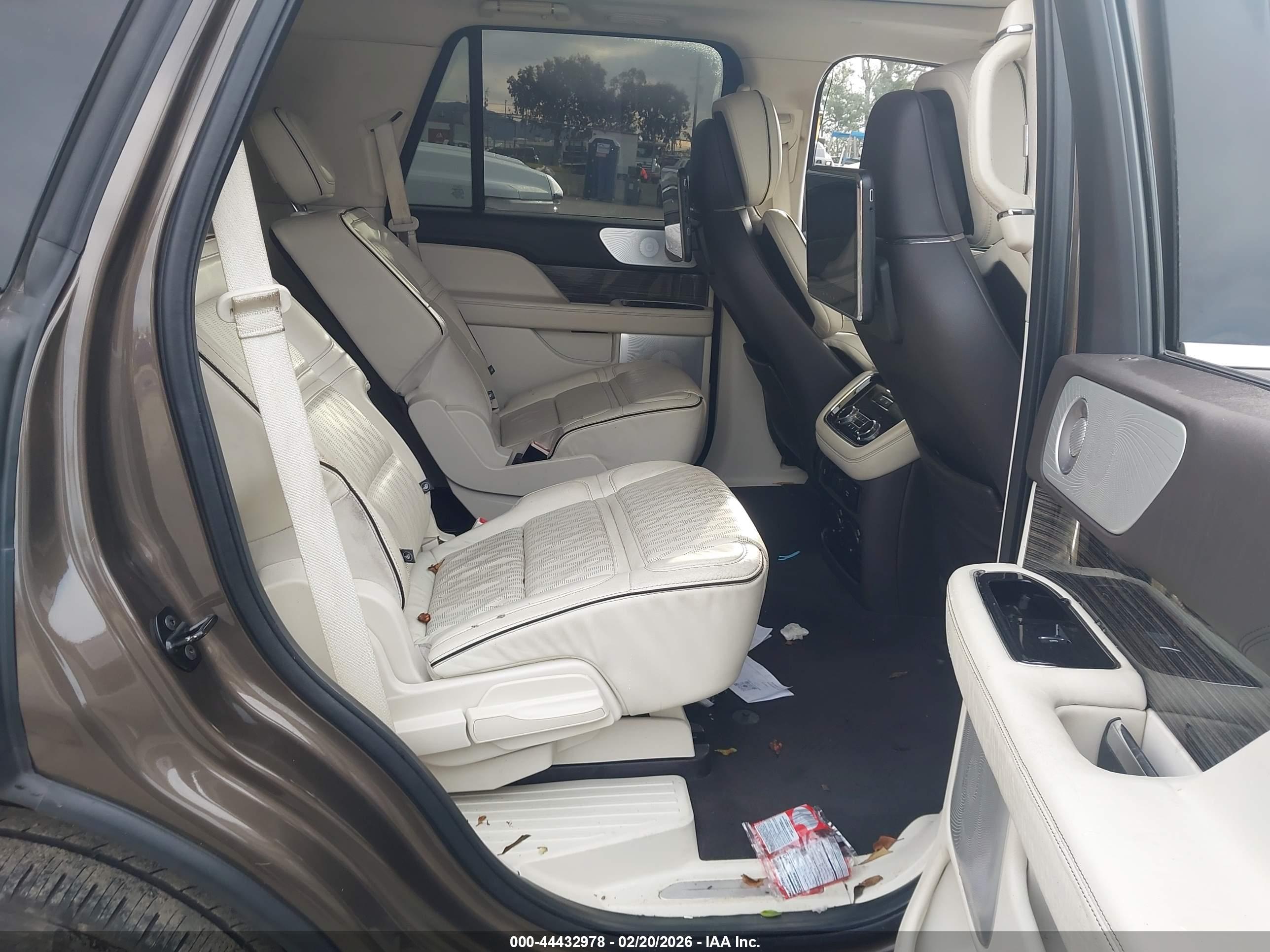 LINCOLN NAVIGATOR image 8