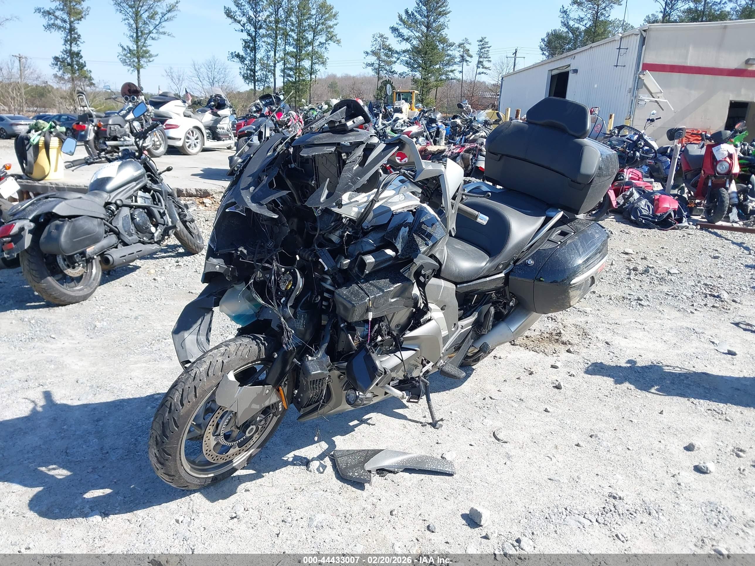 BMW K1600 image 2