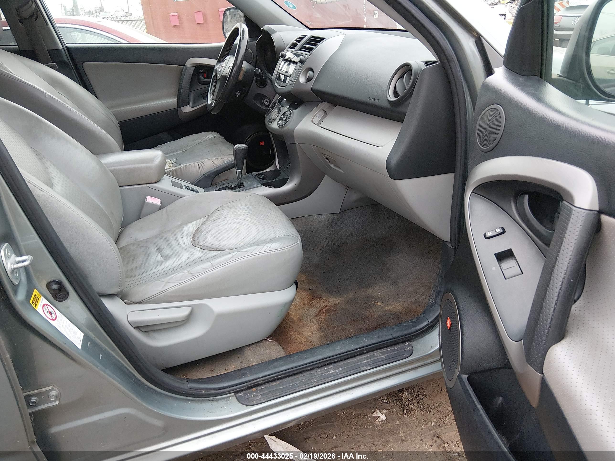 TOYOTA RAV4 image 5