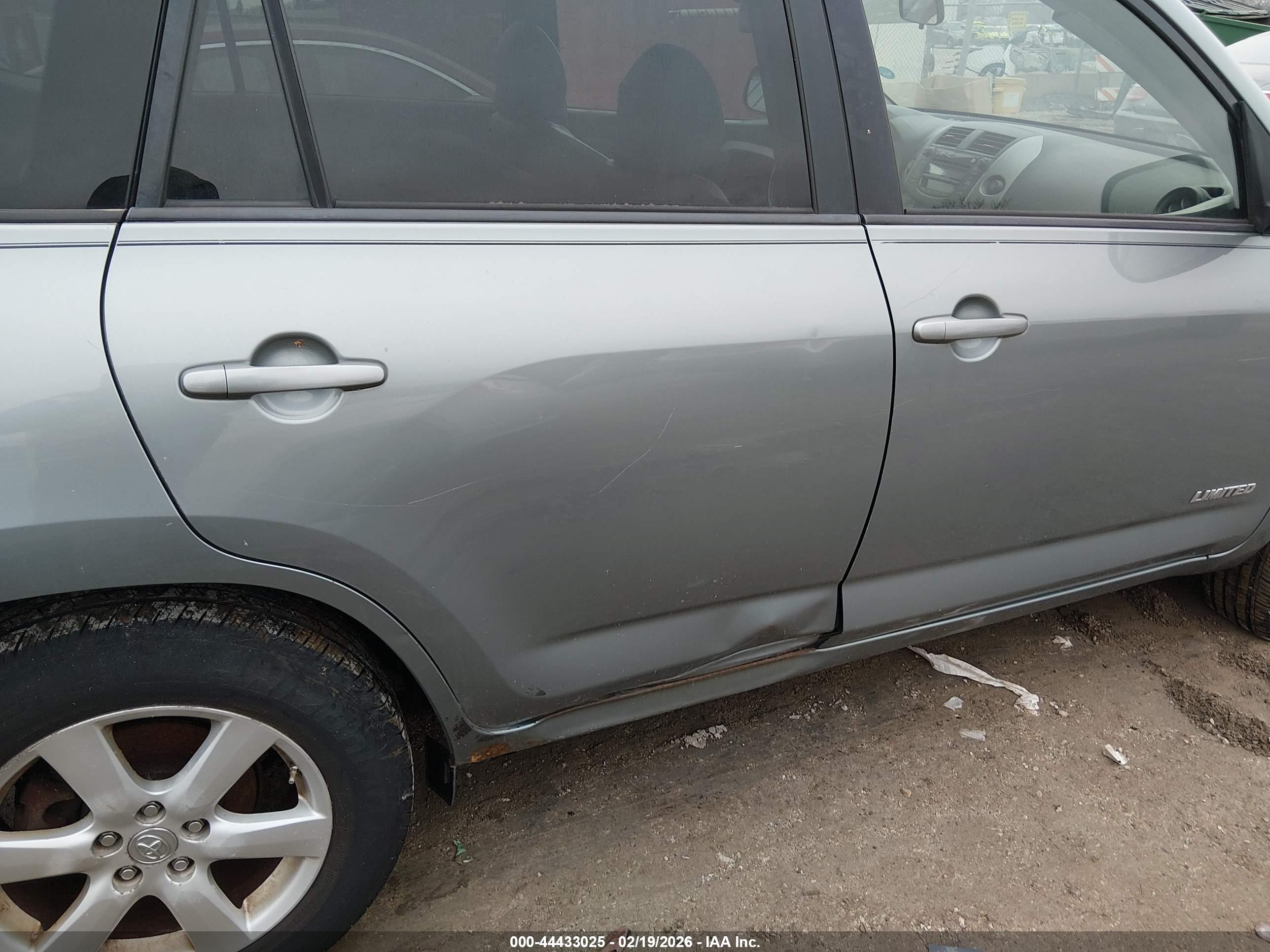 TOYOTA RAV4 image 6