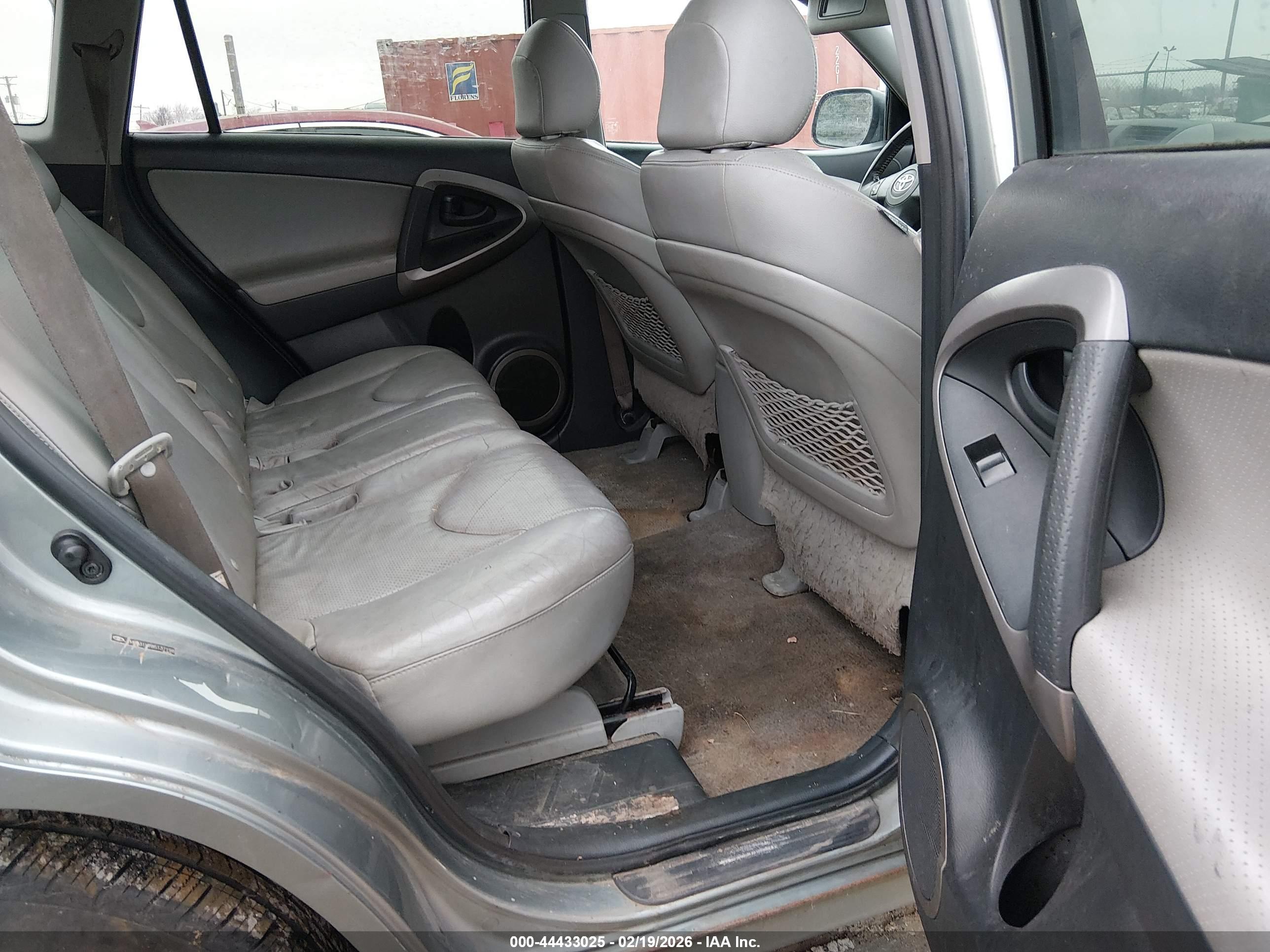 TOYOTA RAV4 image 8