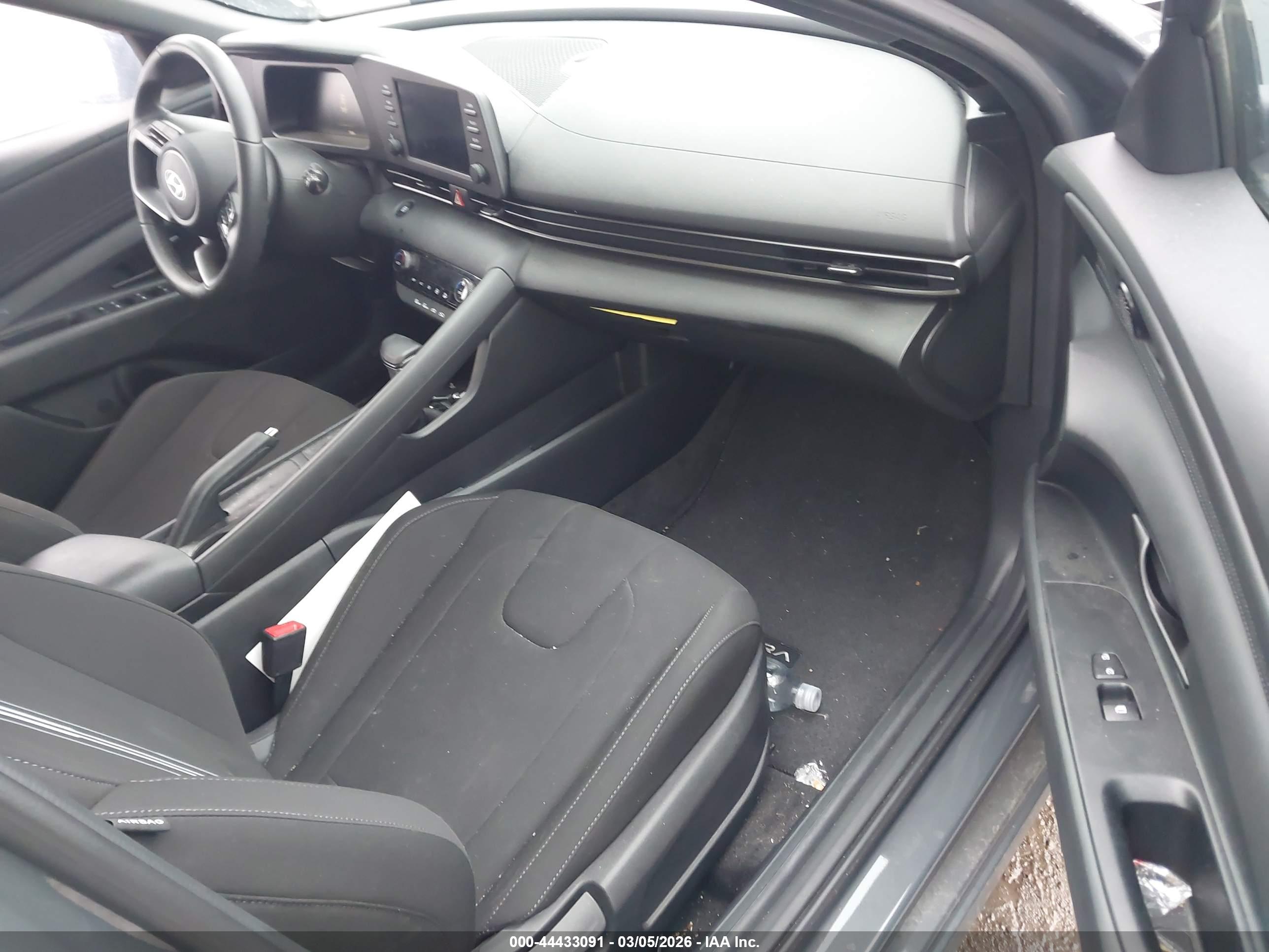 HYUNDAI ELANTRA image 5