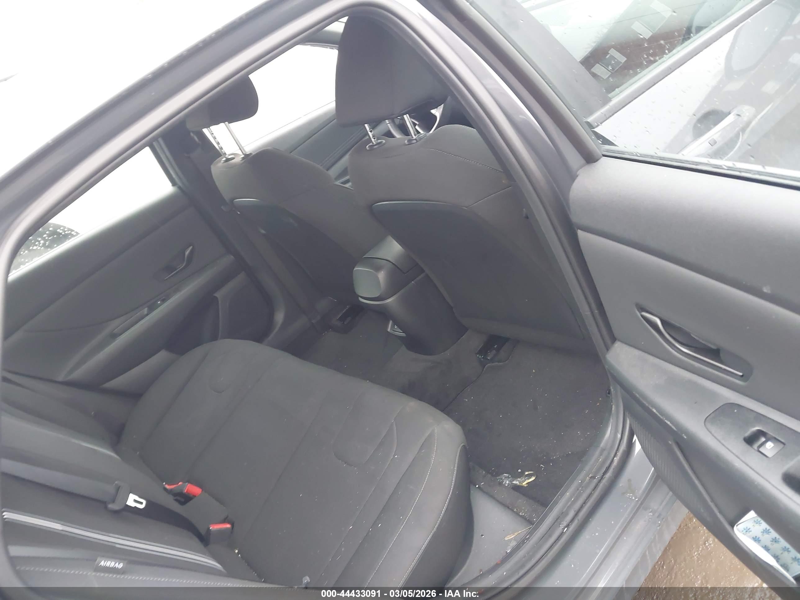 HYUNDAI ELANTRA image 8