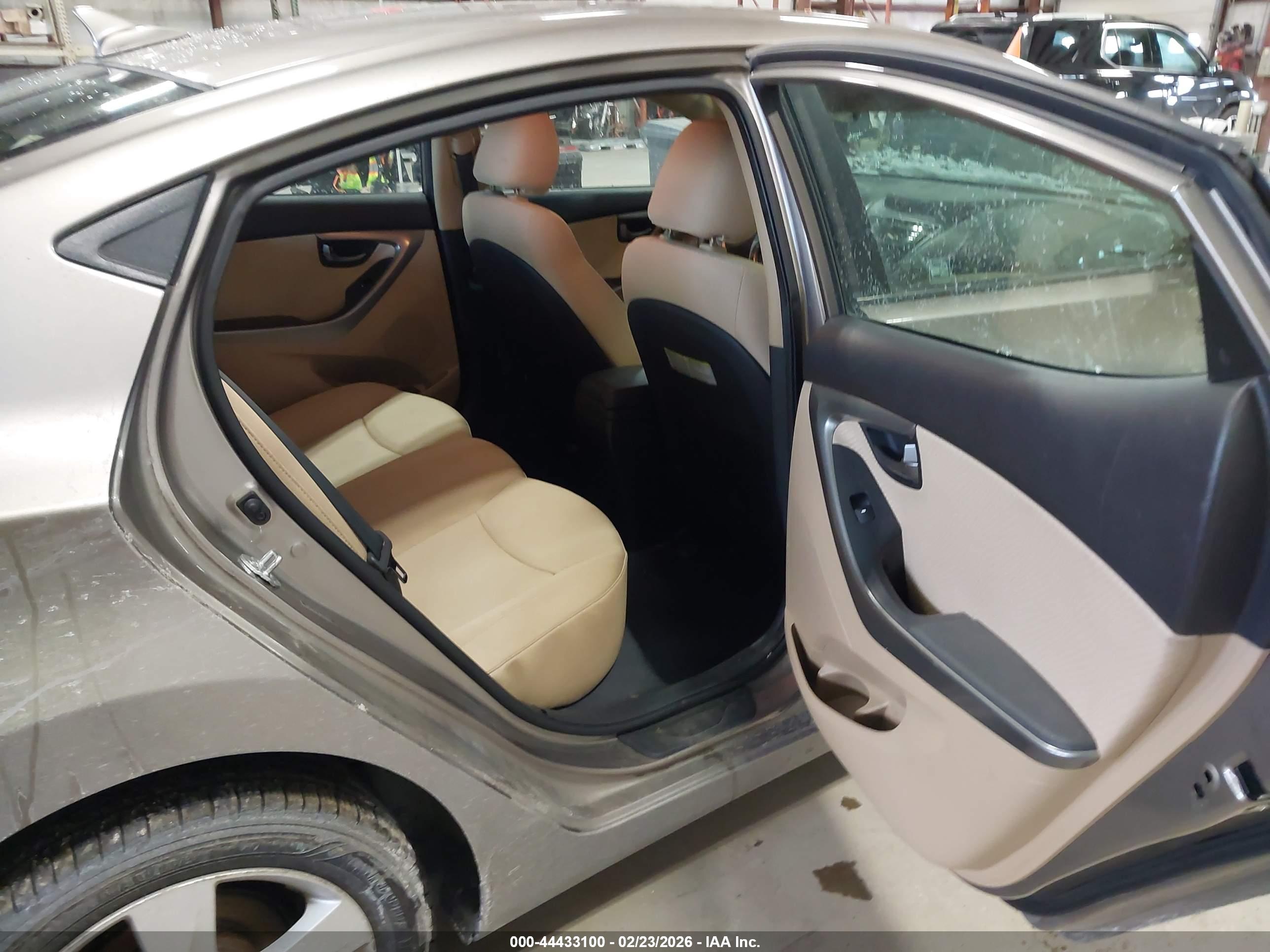 HYUNDAI ELANTRA image 8