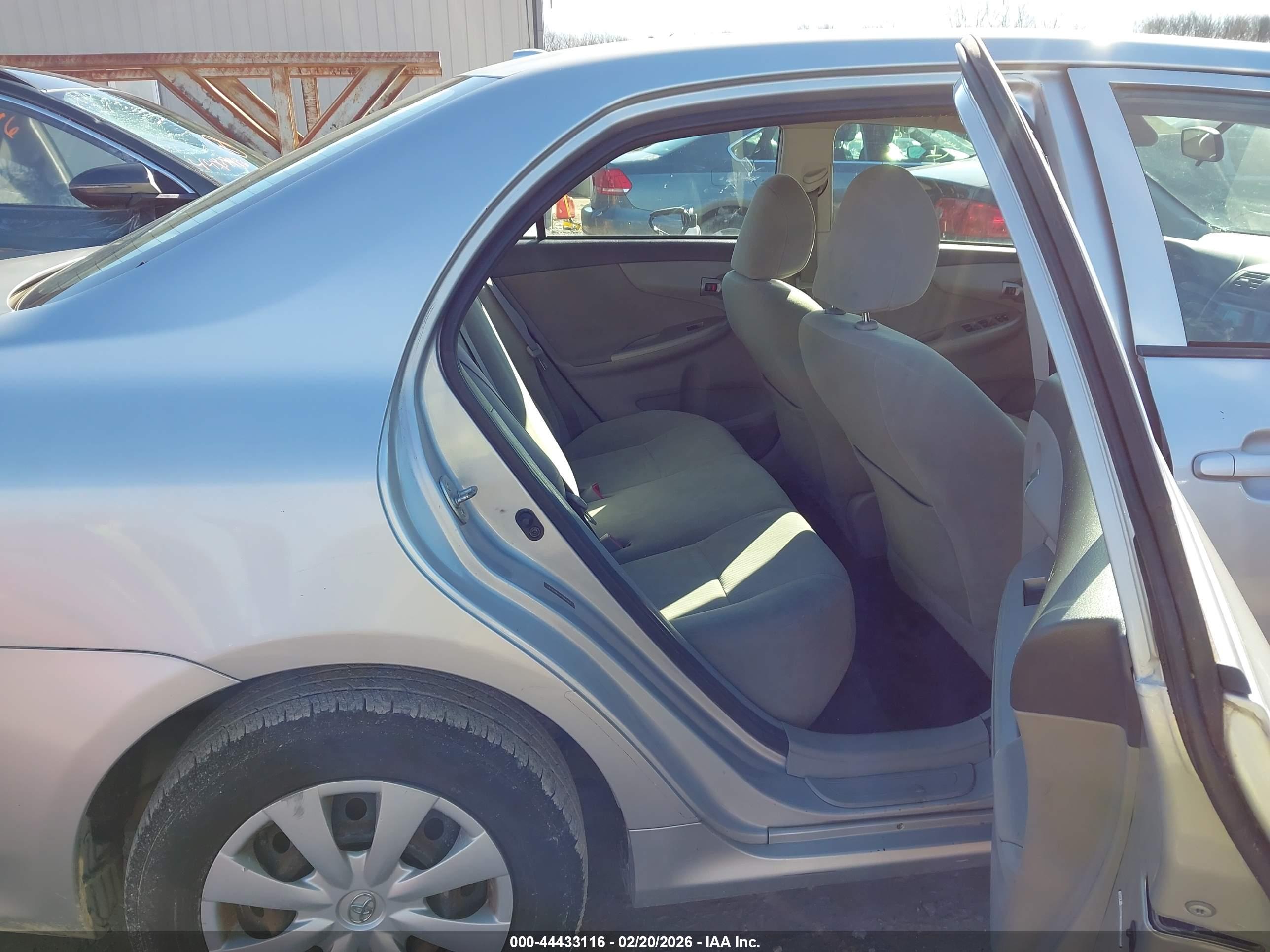 TOYOTA COROLLA image 8