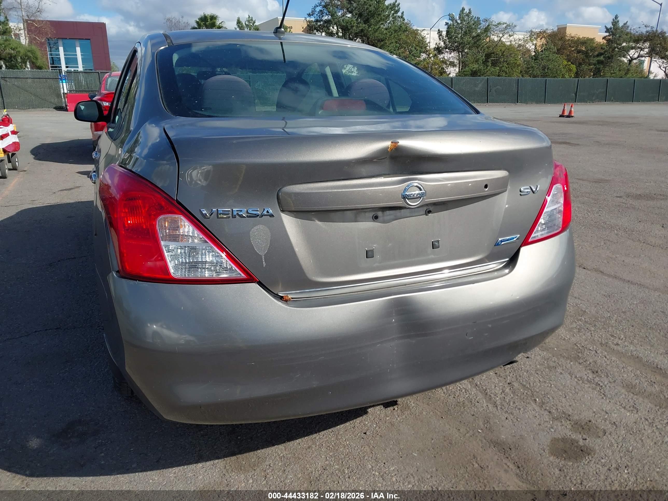 NISSAN VERSA image 6