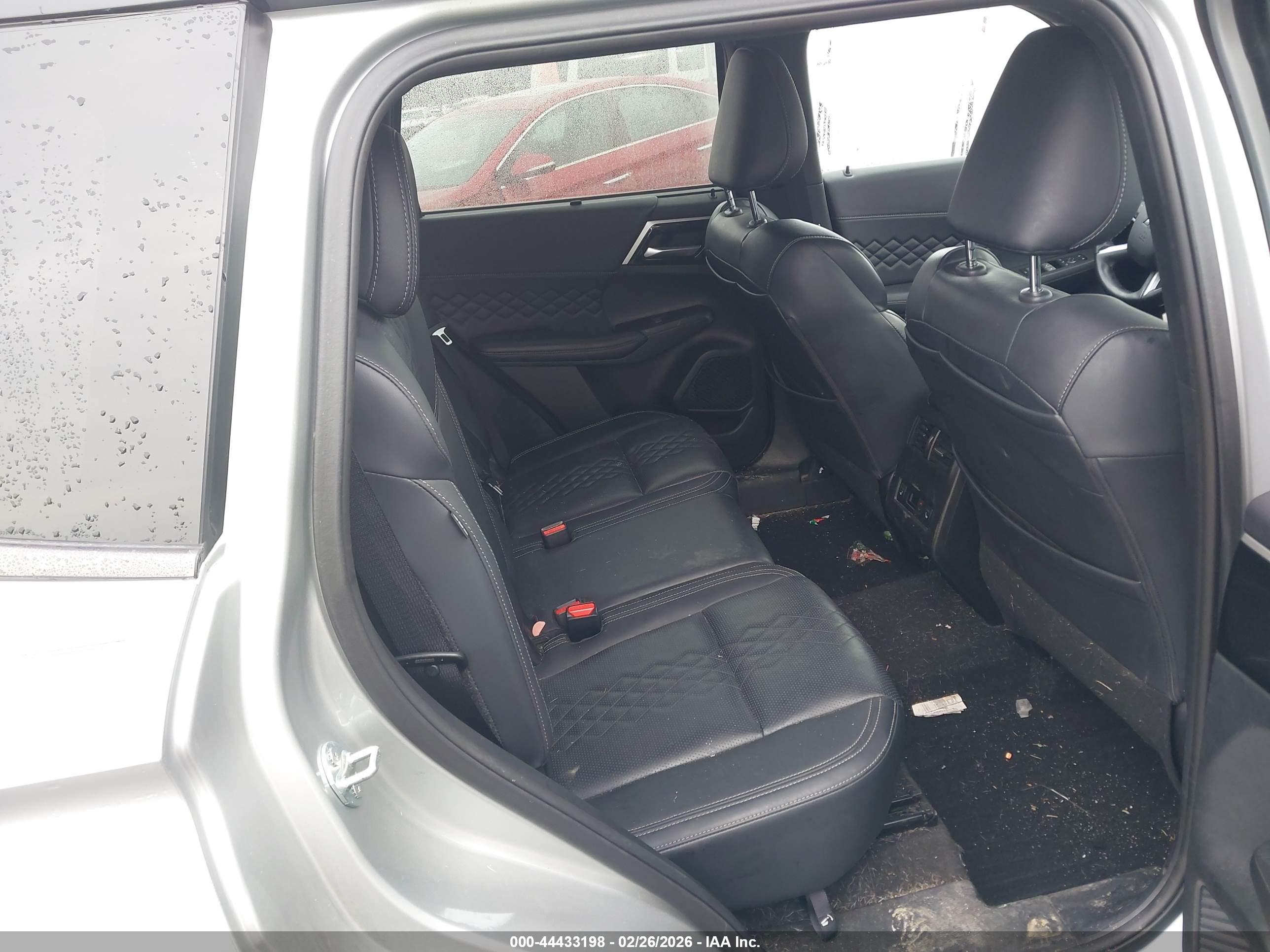 MITSUBISHI OUTLANDER image 8