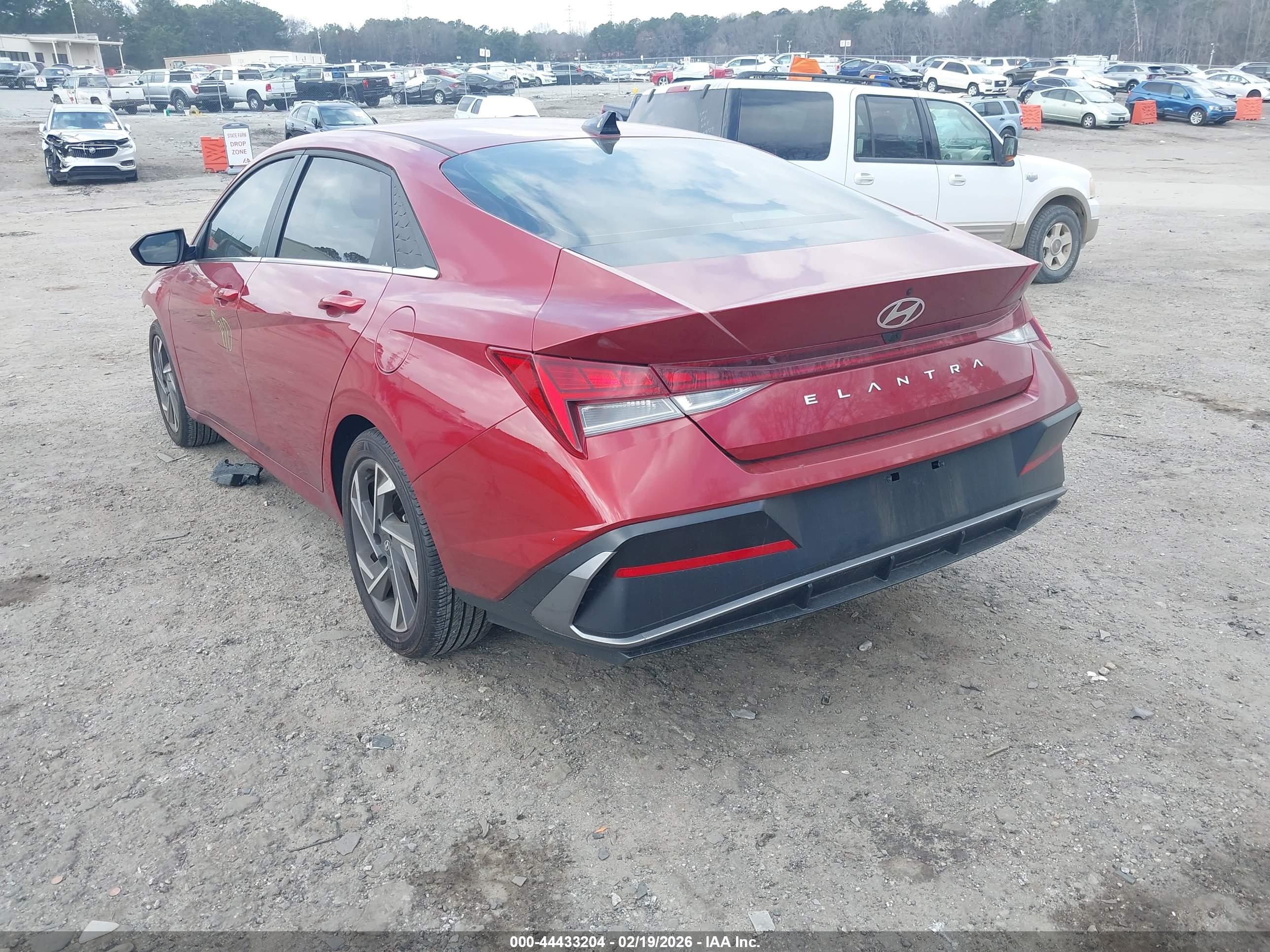 HYUNDAI ELANTRA image 3