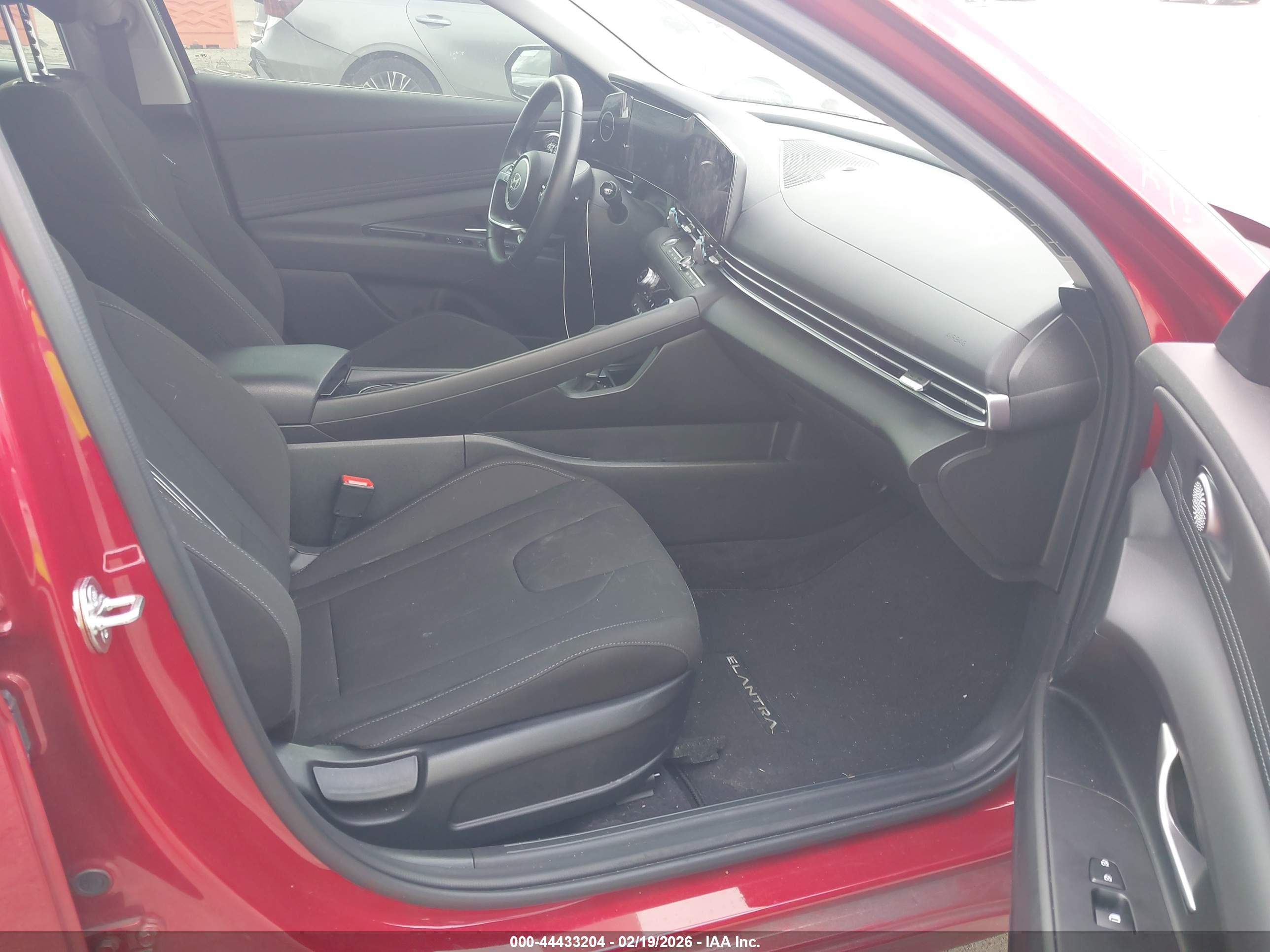 HYUNDAI ELANTRA image 5