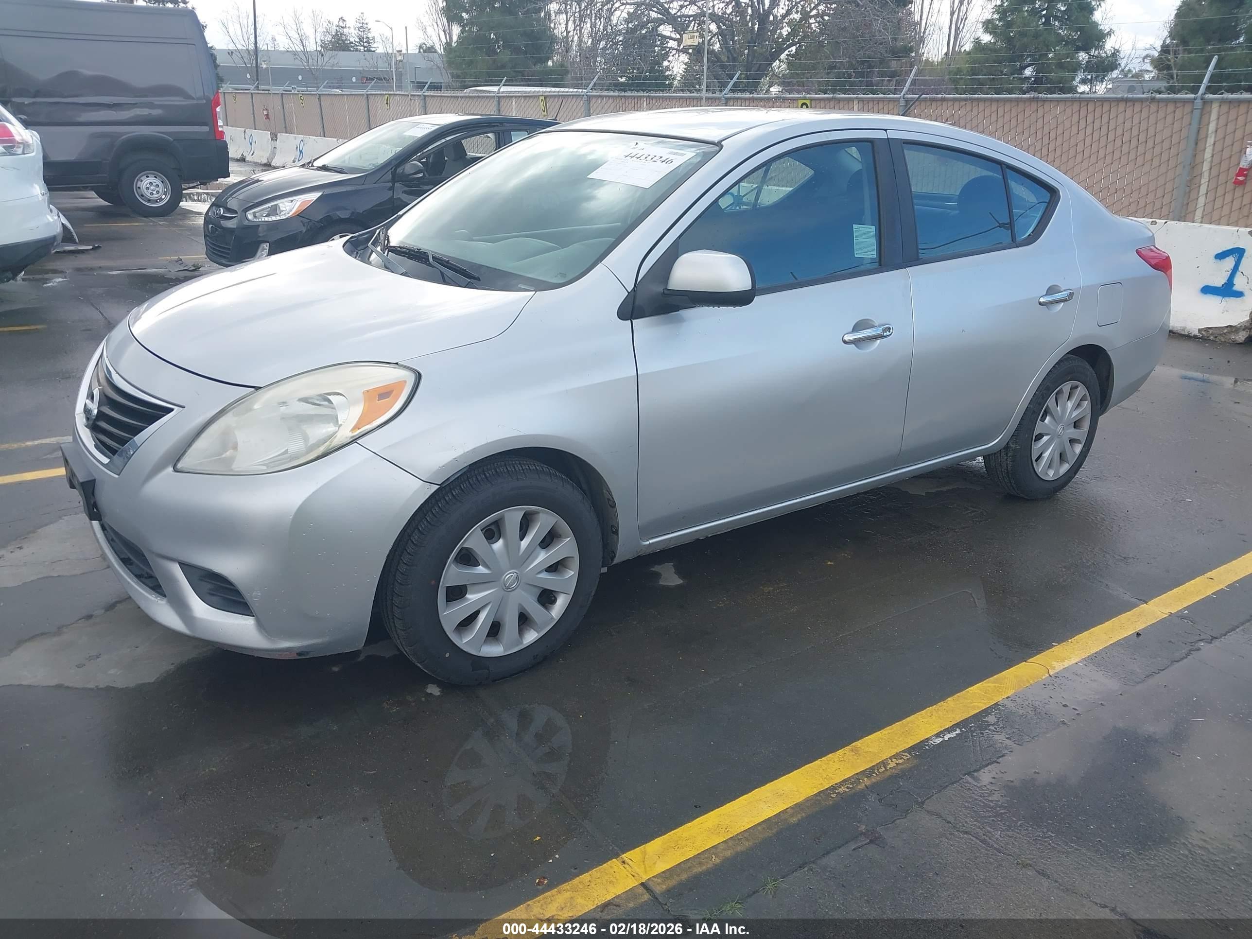 NISSAN VERSA image 2