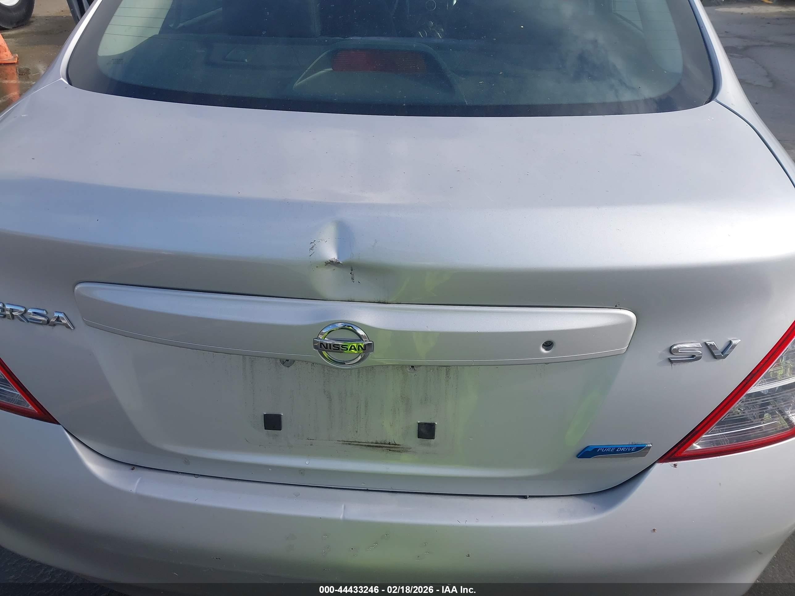 NISSAN VERSA image 6