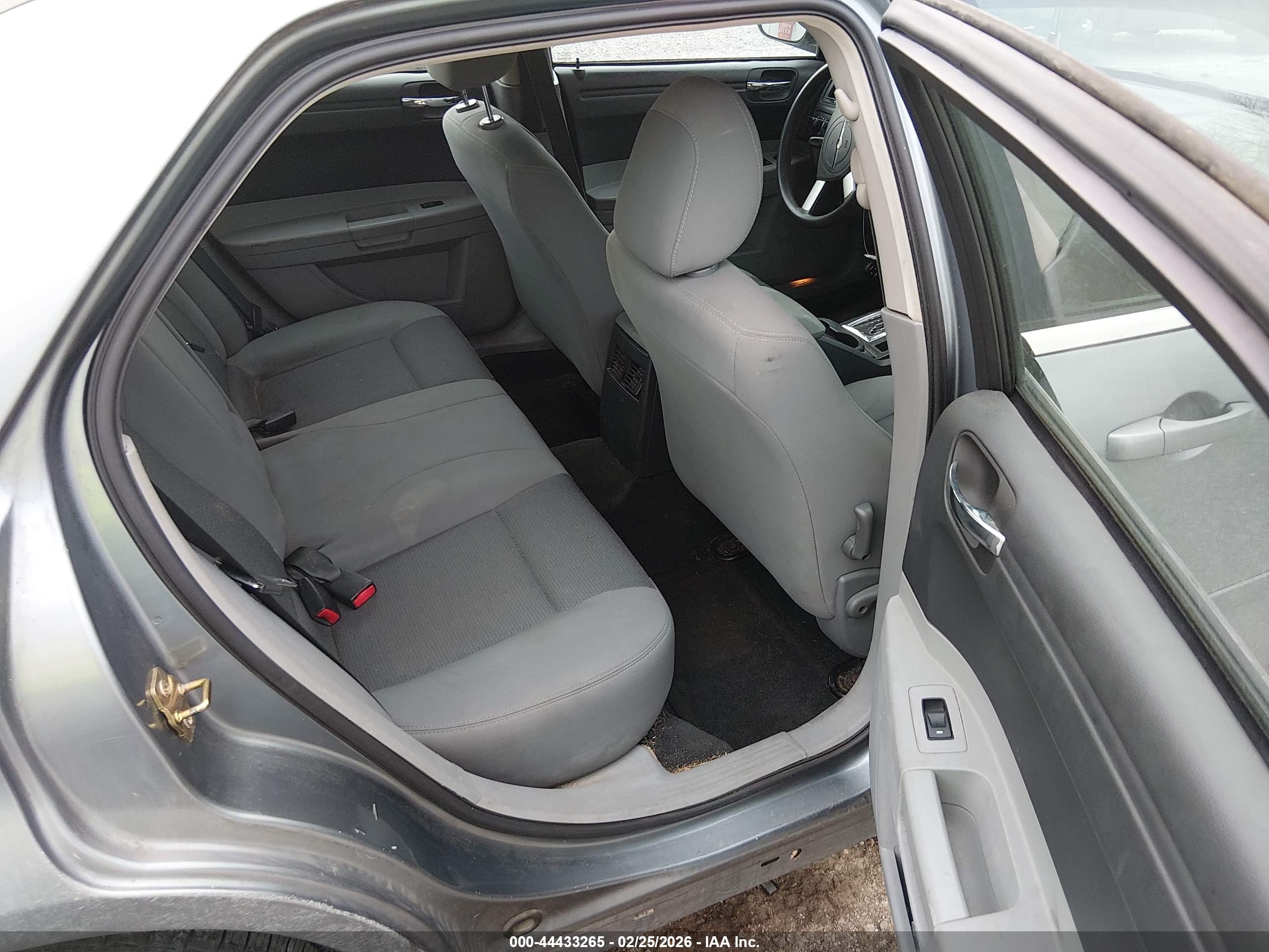 CHRYSLER 300 image 8
