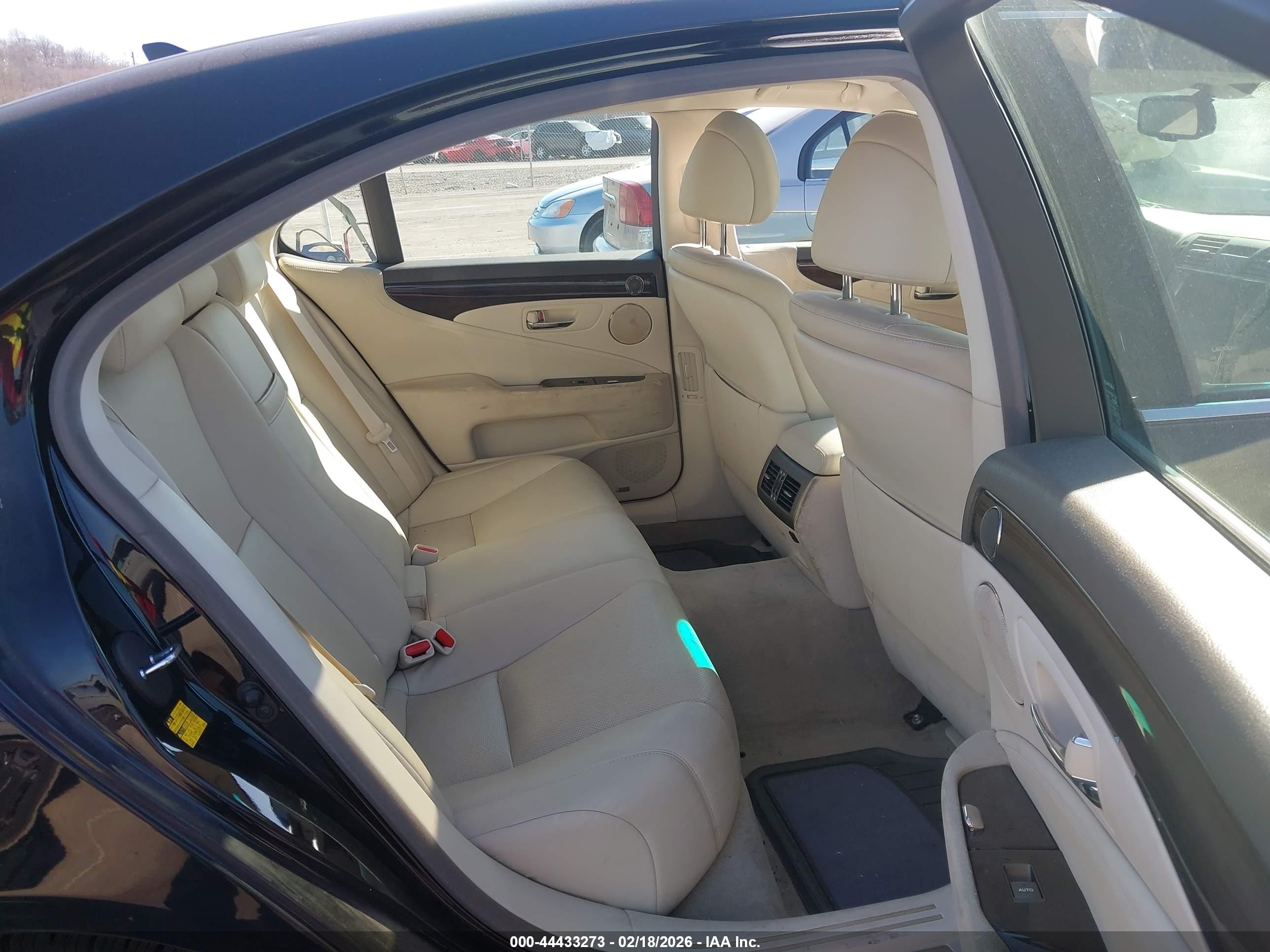 LEXUS LS image 8