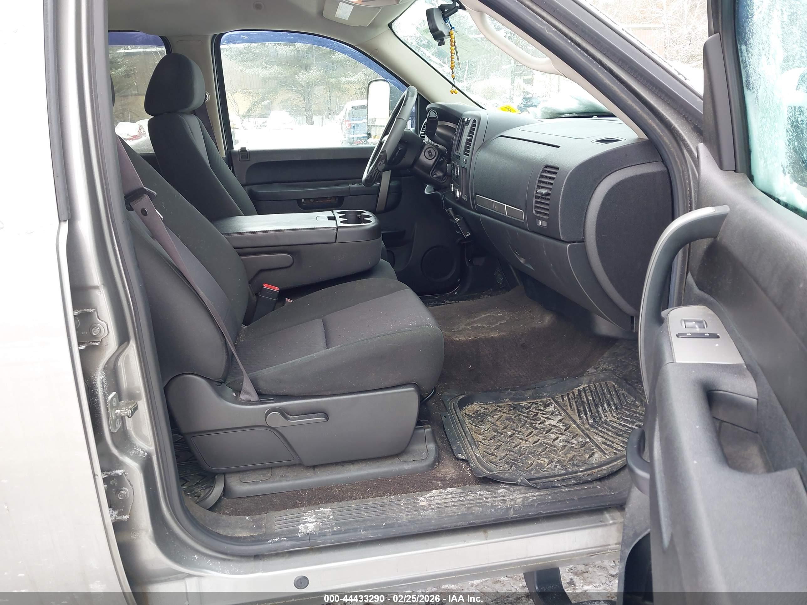 CHEVROLET SILVERADO image 5