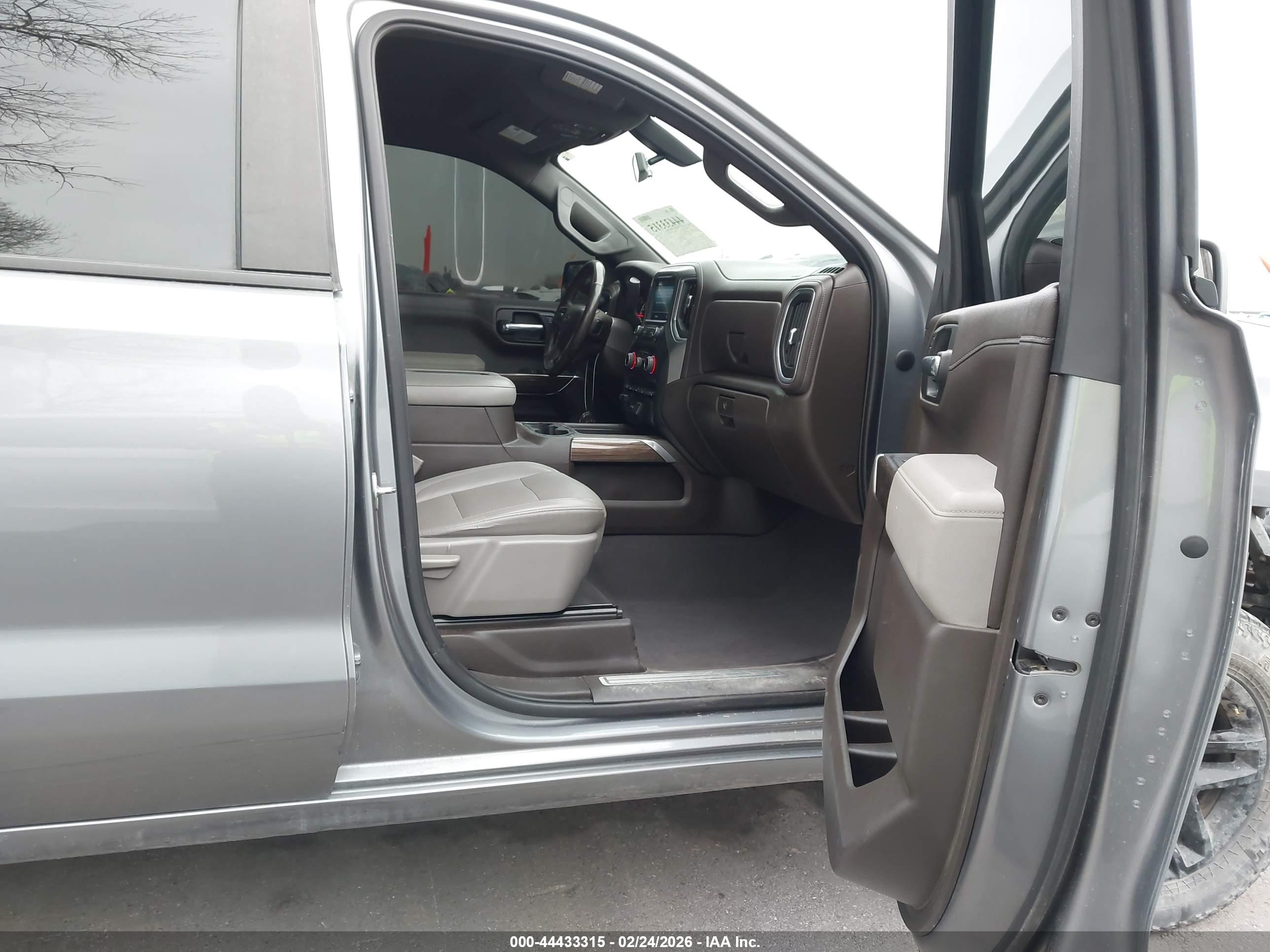 CHEVROLET SILVERADO image 5