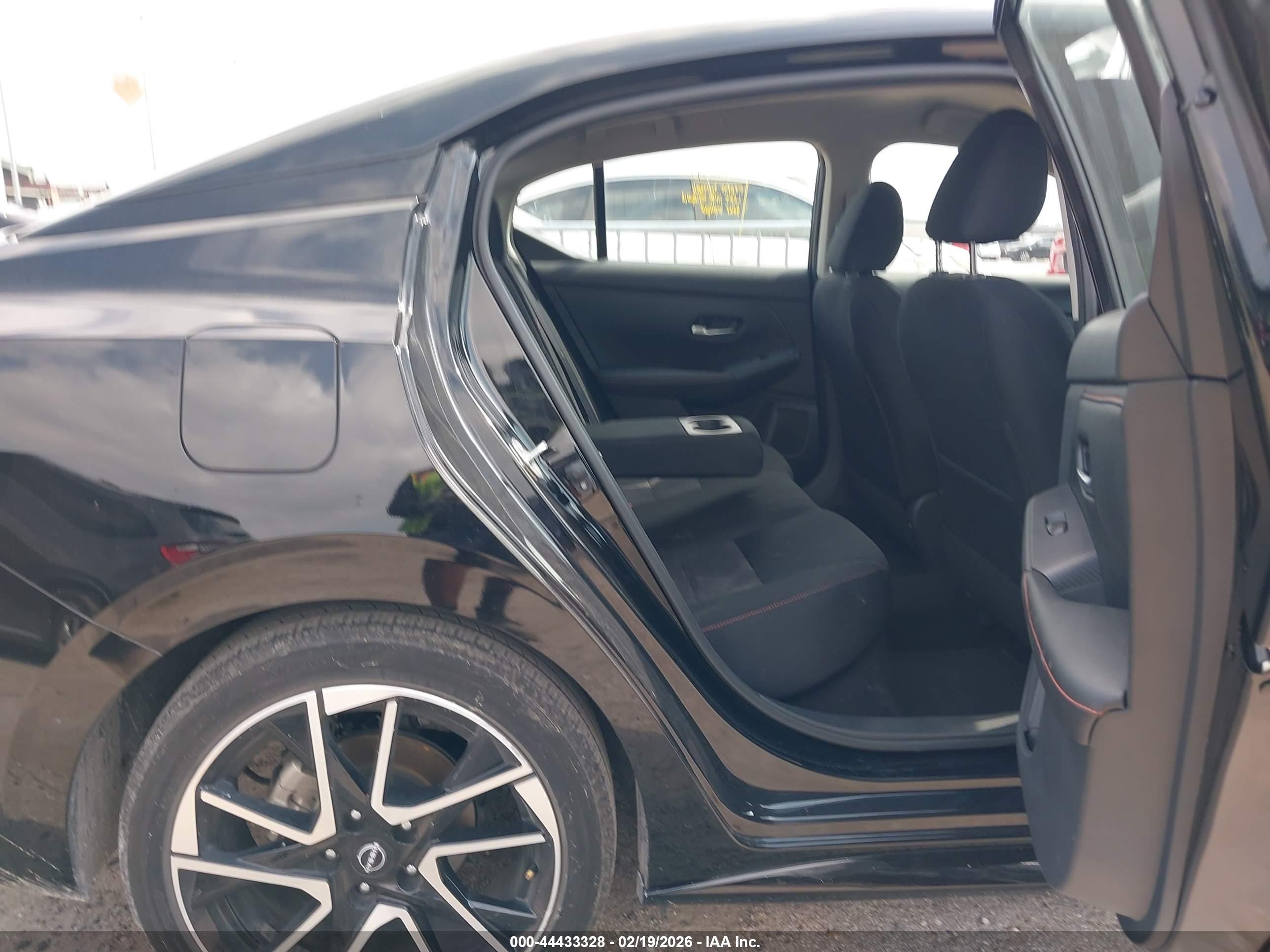 NISSAN SENTRA image 8