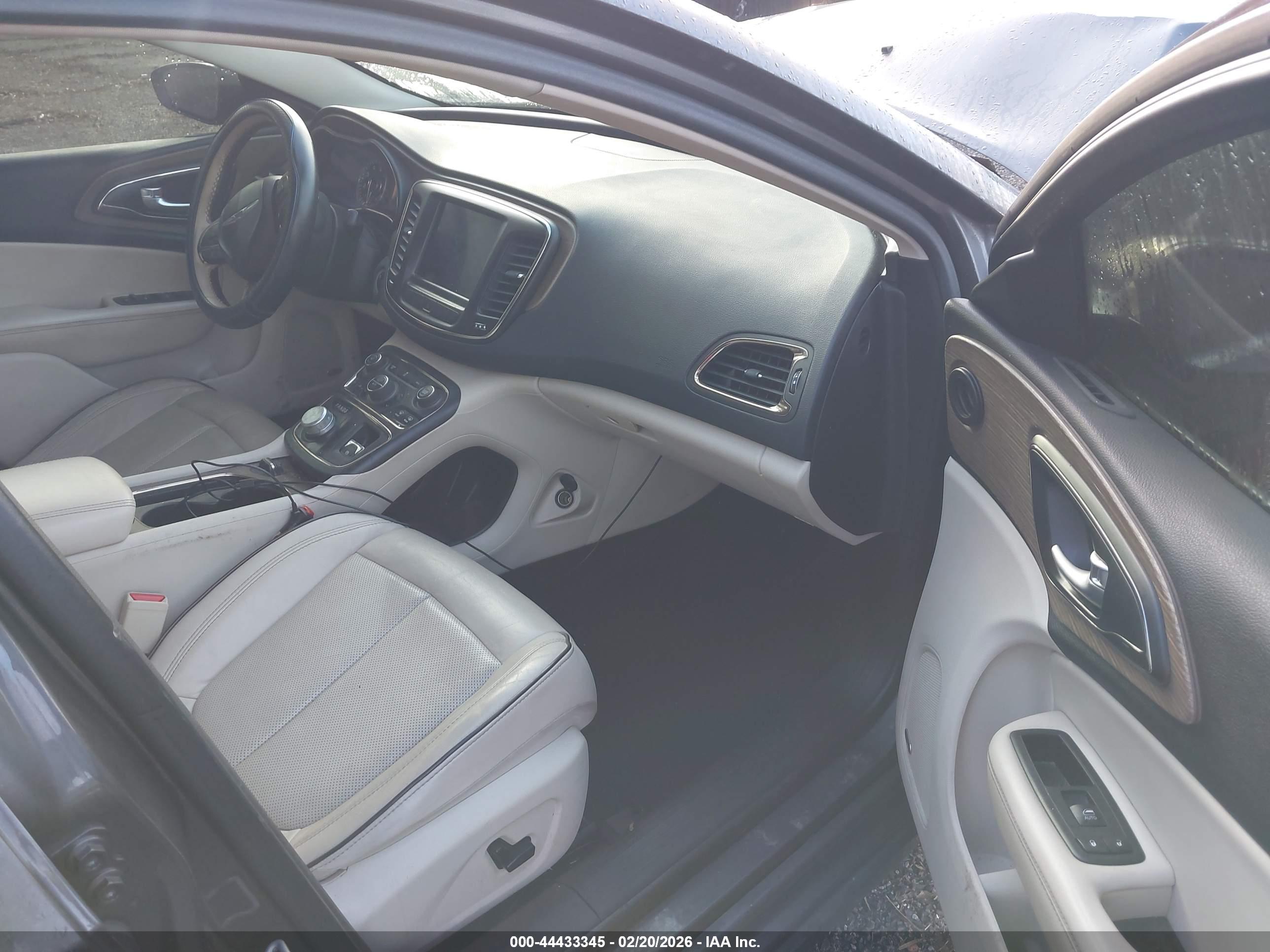 CHRYSLER 200 image 5