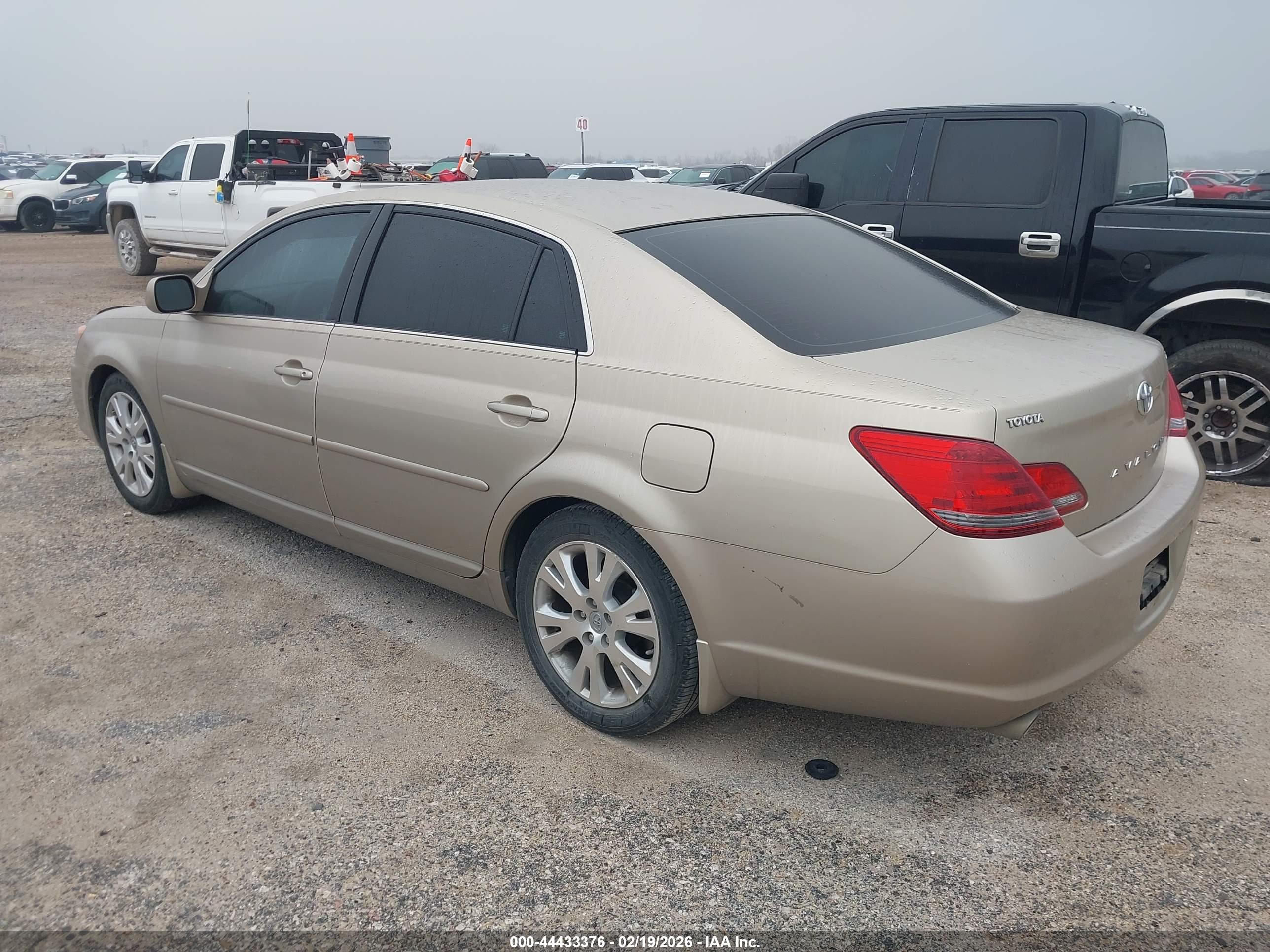TOYOTA AVALON image 3