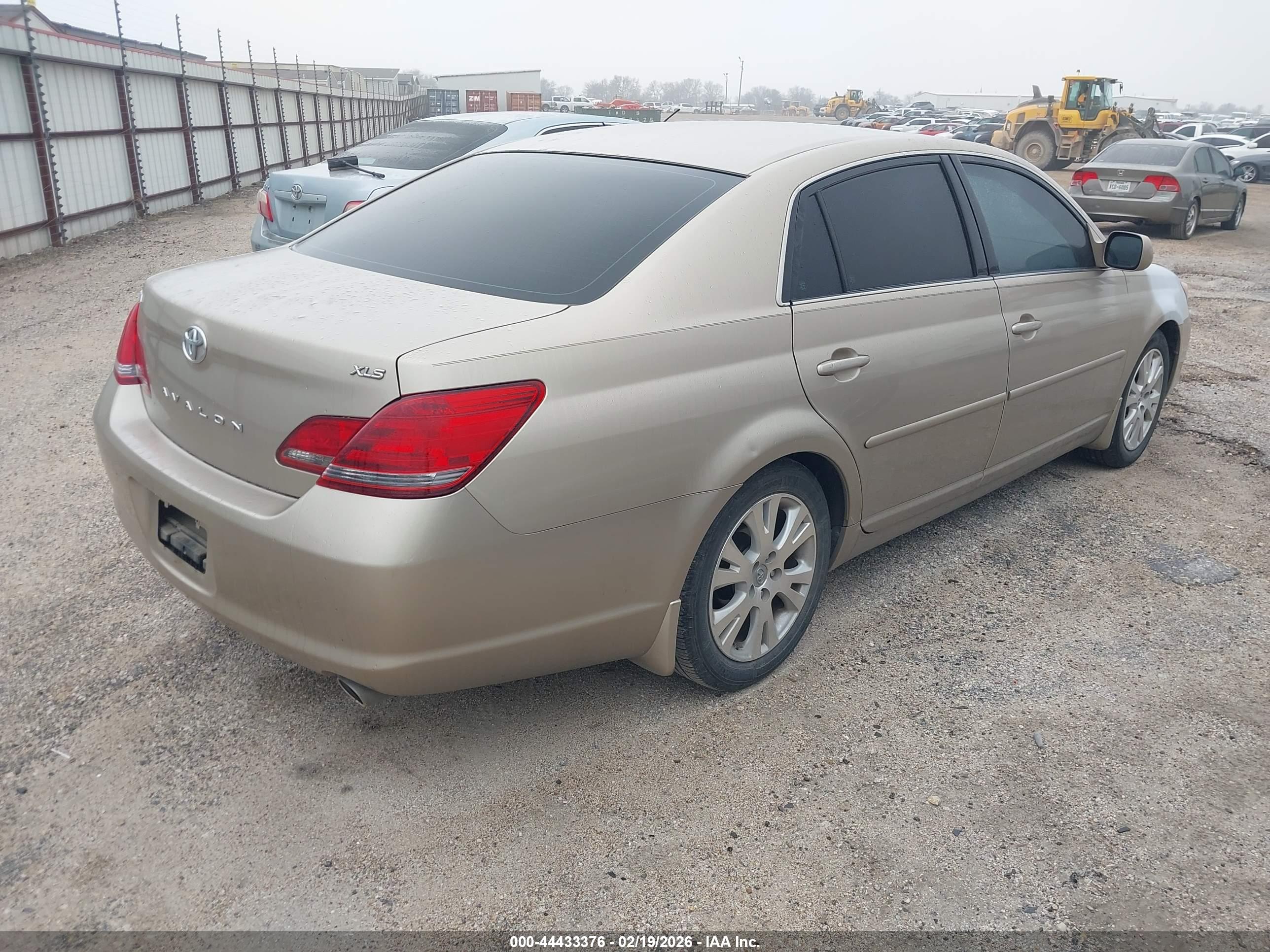 TOYOTA AVALON image 4