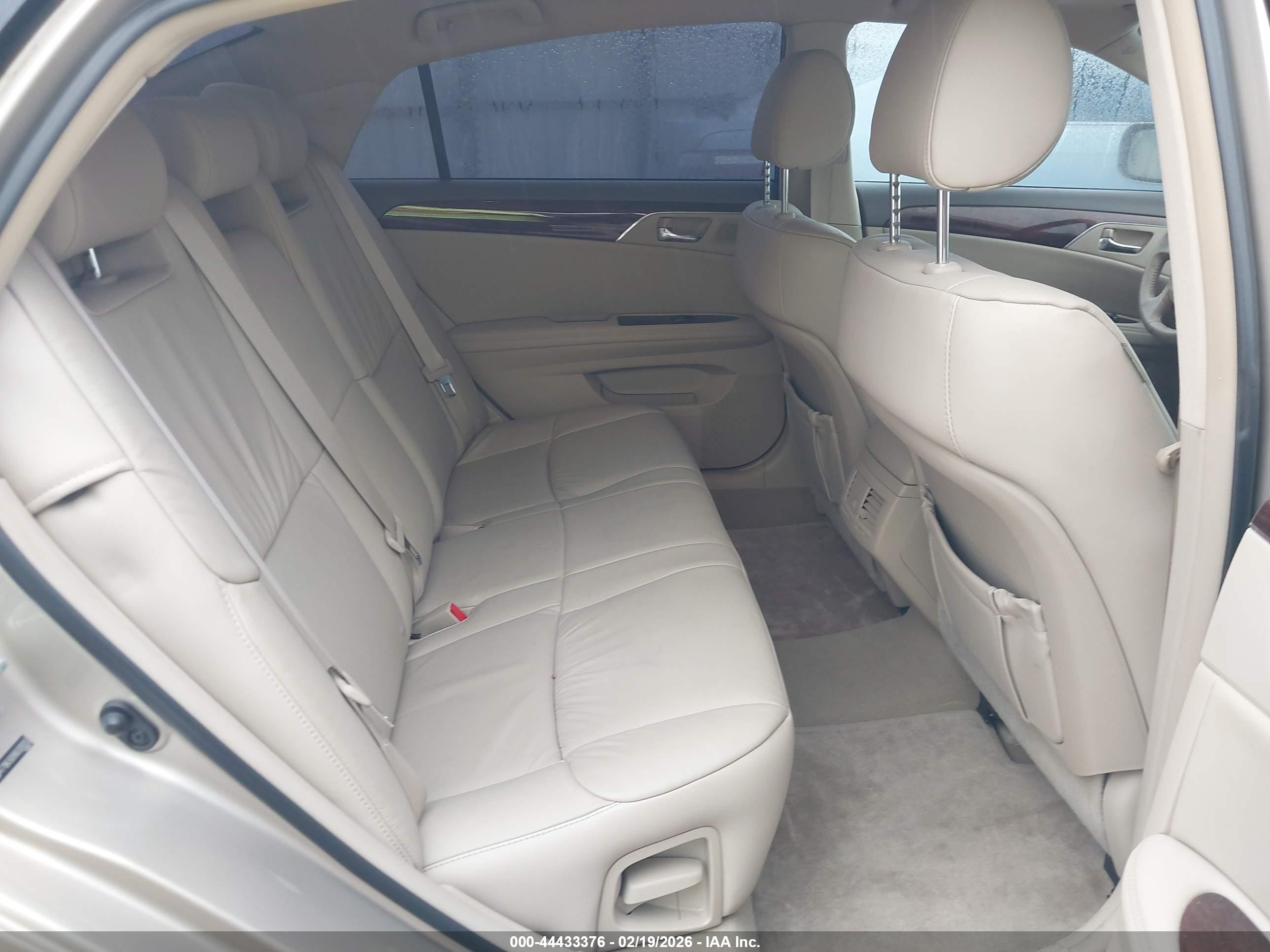TOYOTA AVALON image 8