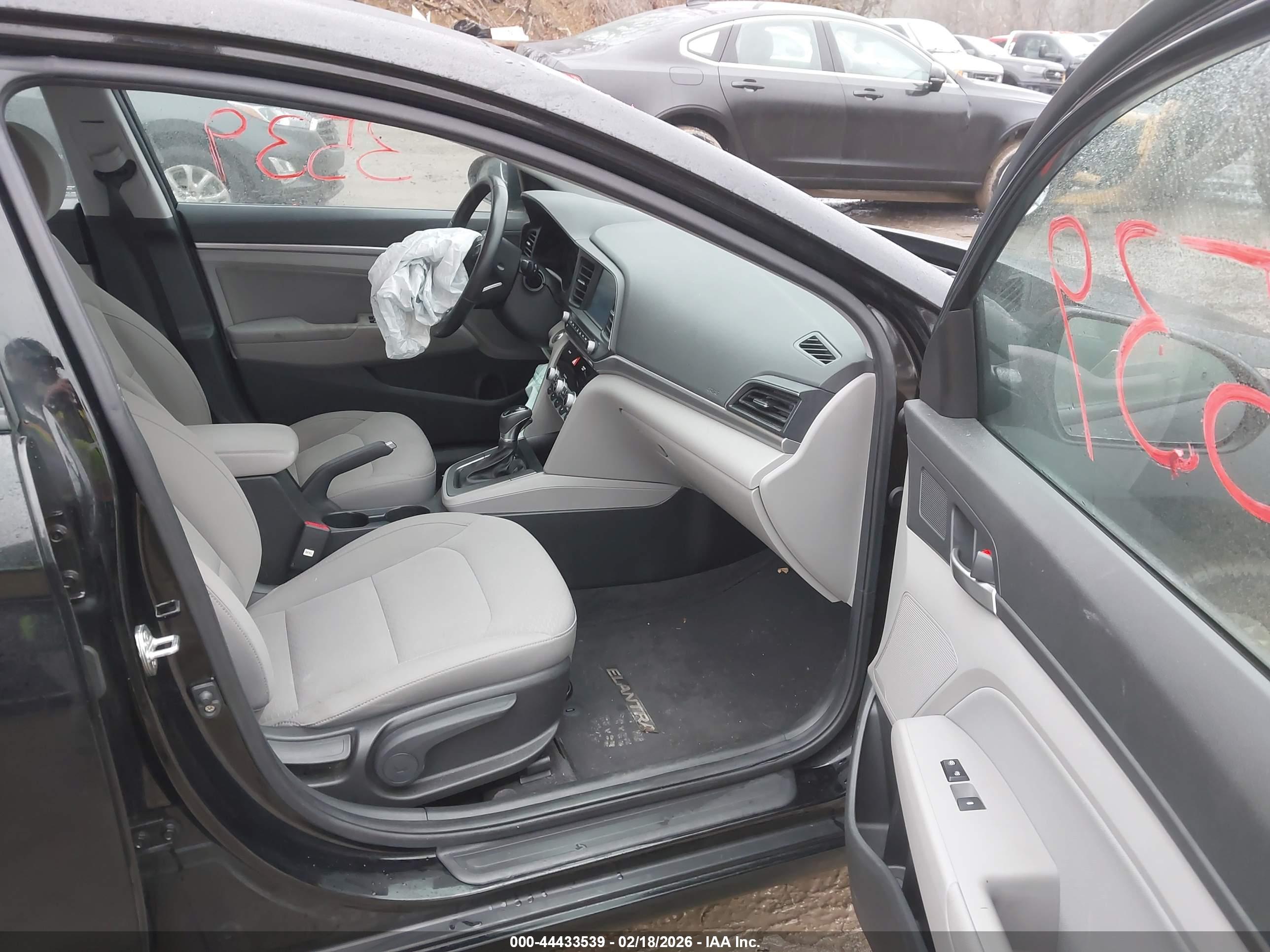 HYUNDAI ELANTRA image 5