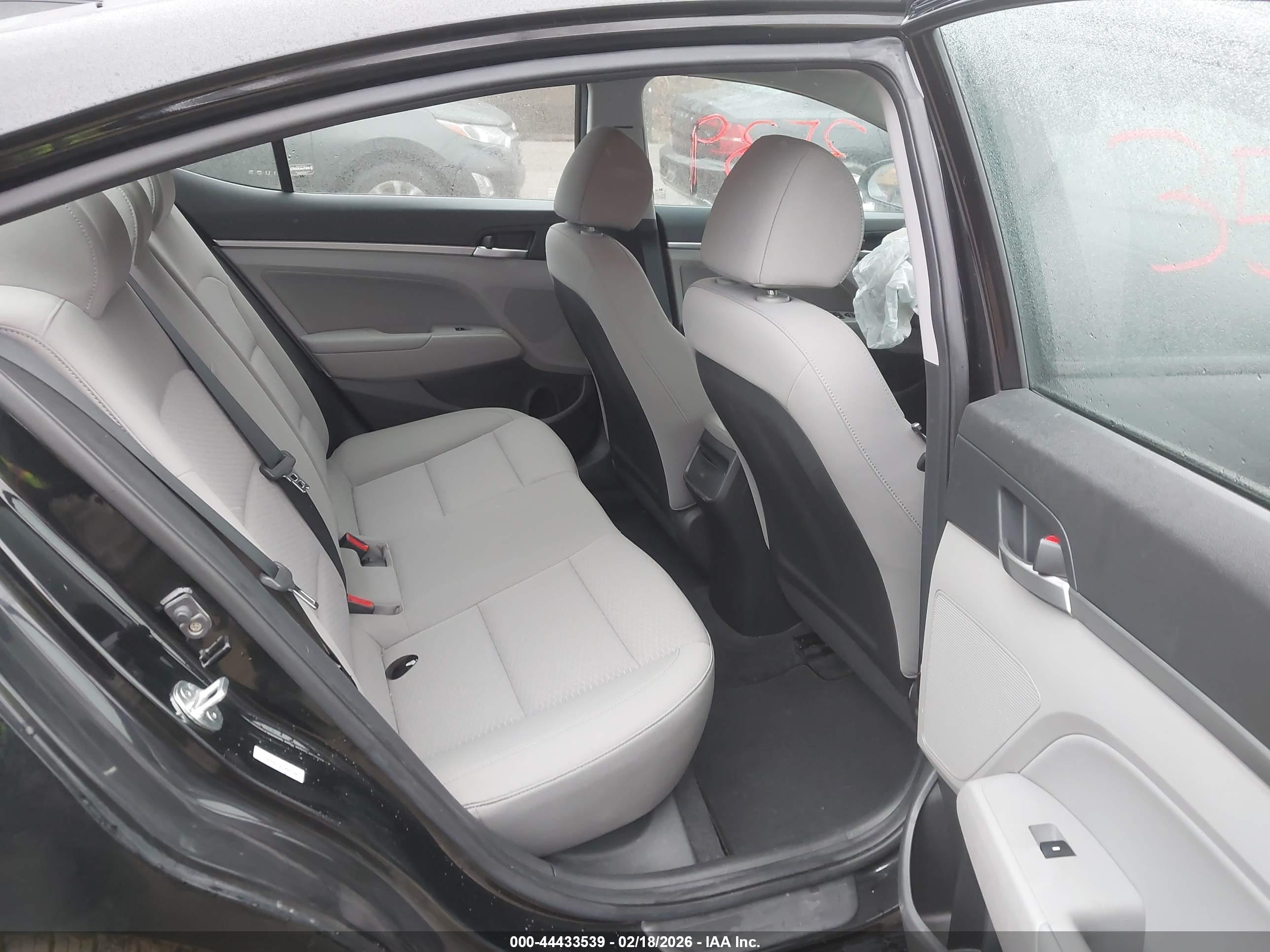 HYUNDAI ELANTRA image 8